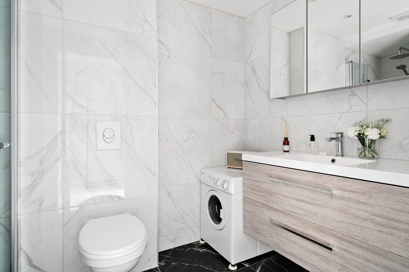 På badet er det installert en vaskemaskin med bredde 50 cm som følger med leiligheten. Forøvrig er det også felles vaskekjeller. Galleribilde