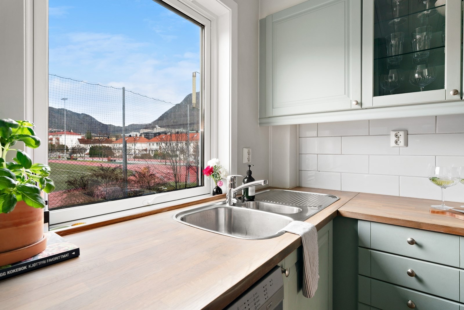 Stort vindu som gir godt med lys til rommet, med utsikt mot løpebanen (som er nærmeste nabo) Galleribilde