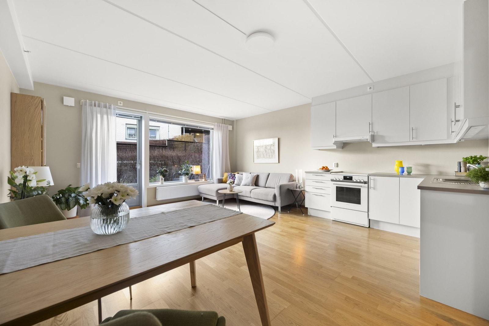 Stuen er av god størrelse og det er både plass til sofagruppe, tv-møblement og spisebord. Galleribilde