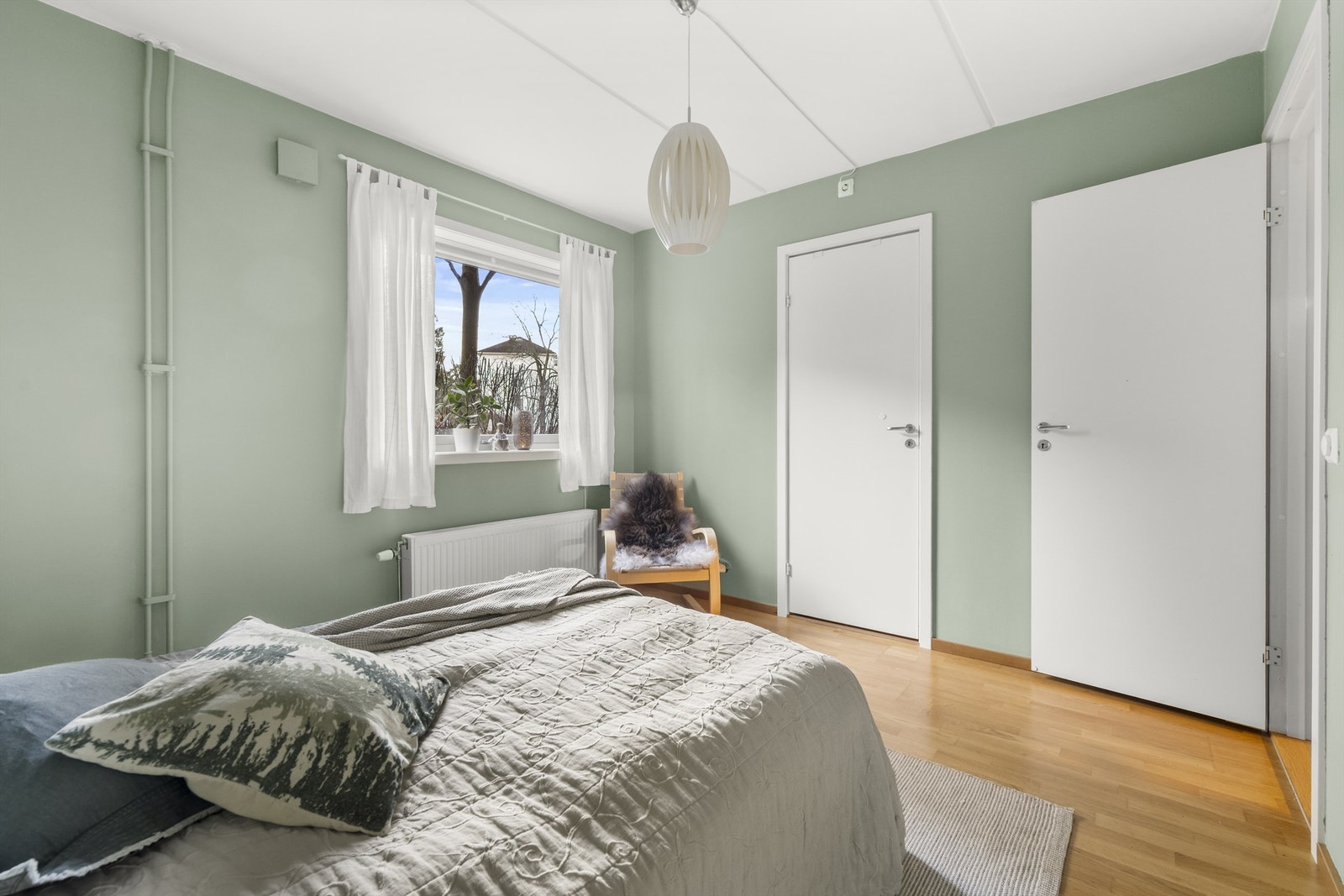 Fra soverommet er det inngang til opprinnelig bod, som i dag benyttes som walk-in. Galleribilde