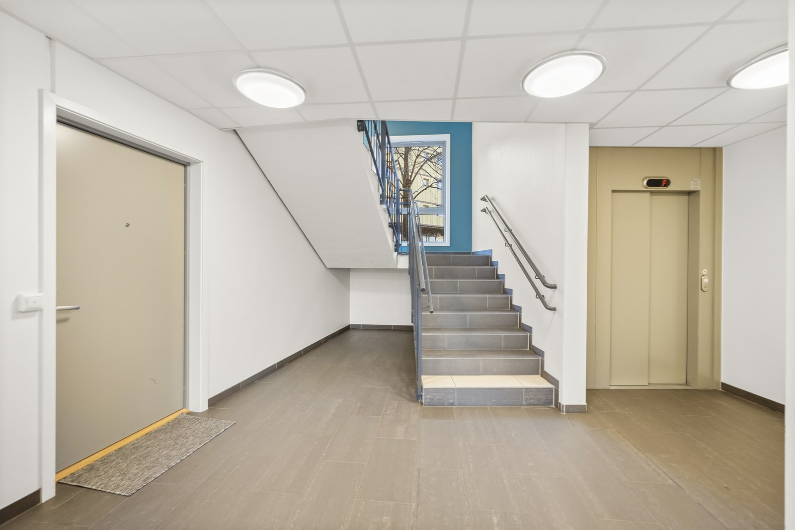 Inngangsparti med heisadkomst fra garasjeplan. Galleribilde