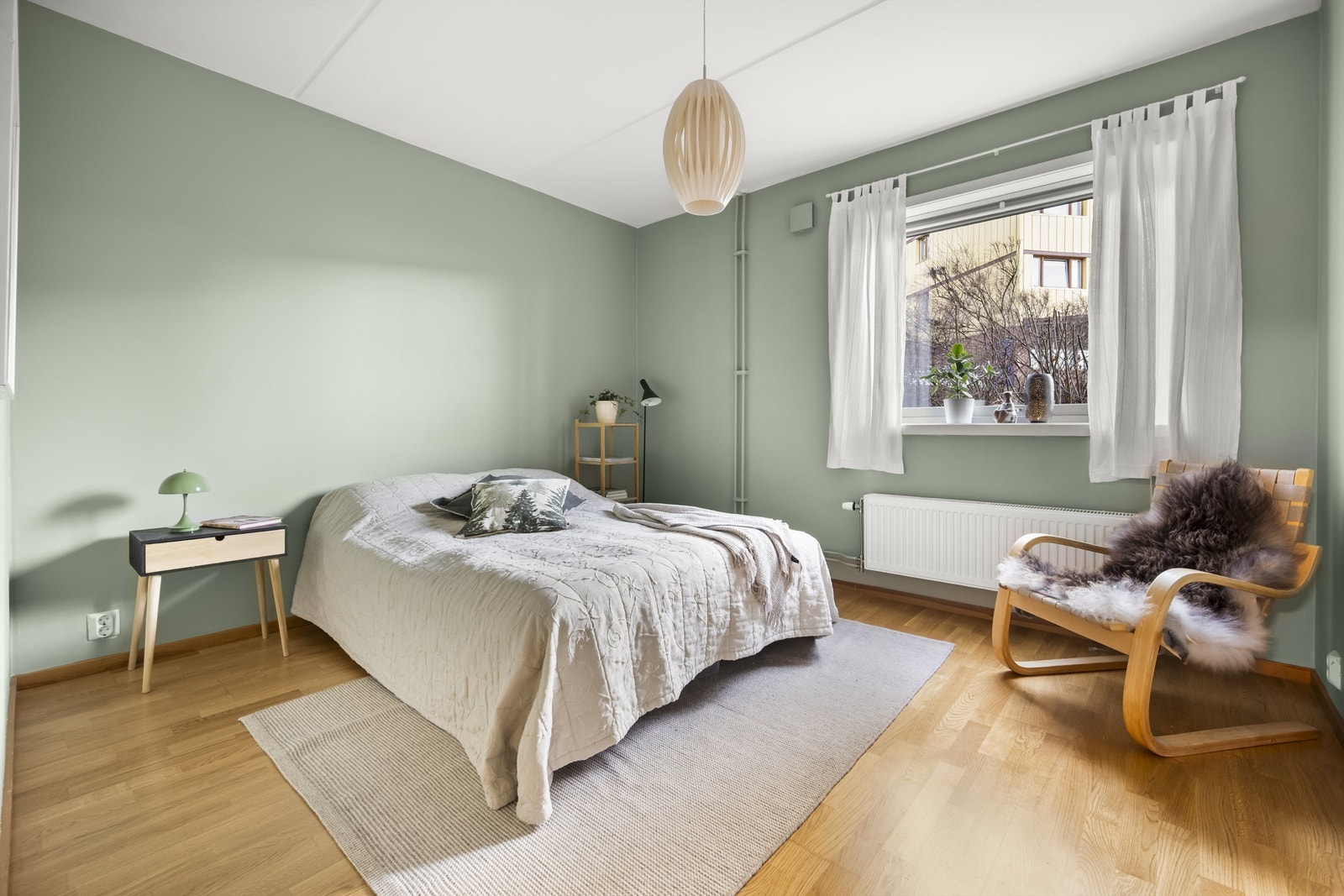 Soverom av god størrelse, med plass til en større seng, nattbord og annen diverse innredning. Galleribilde