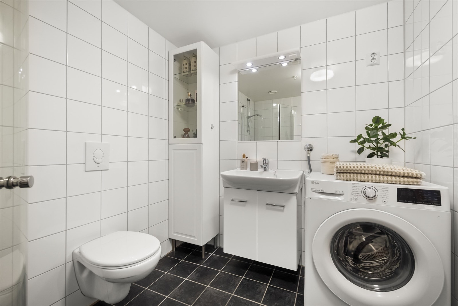 Leiligheten har et svært romslig bad med god plass til diverse møblement, vaskemaskin mm. Galleribilde