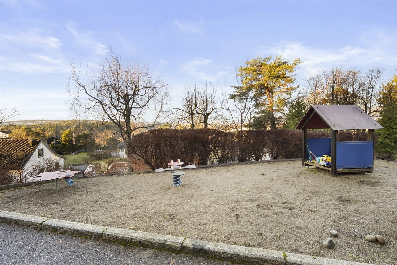 Lekeplass og sittegruppe like utenfor. Galleribilde