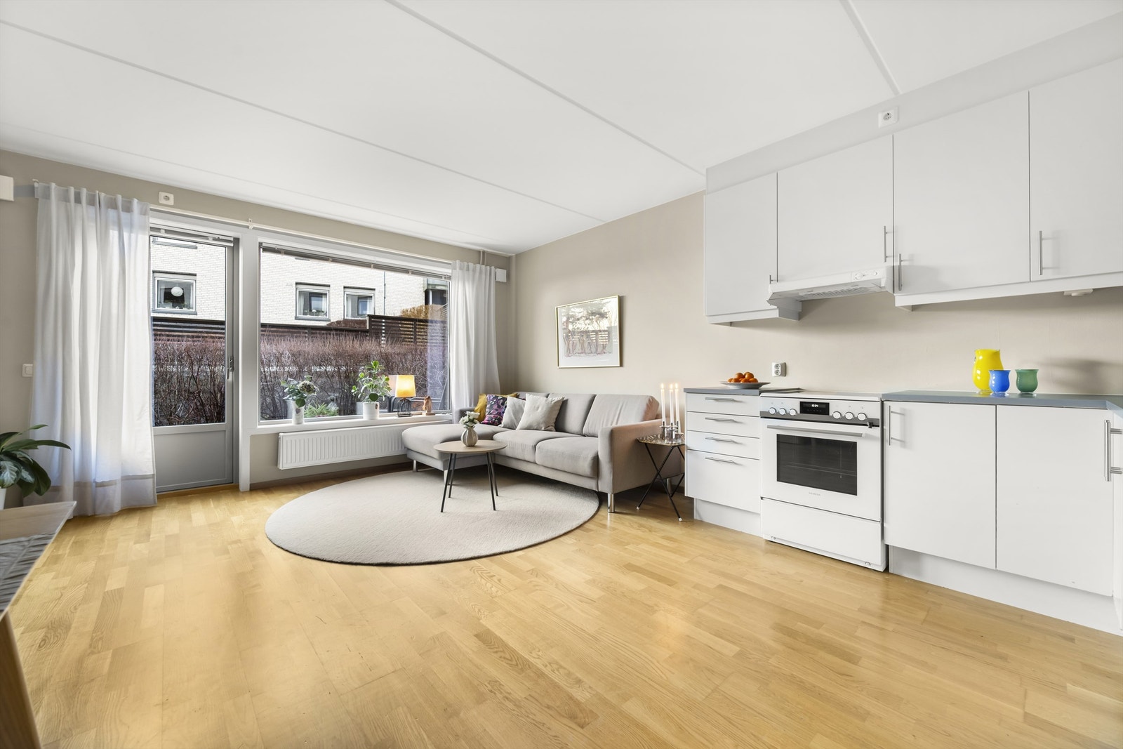 Store vindusflater slipper inn godt med naturlig lys. Galleribilde