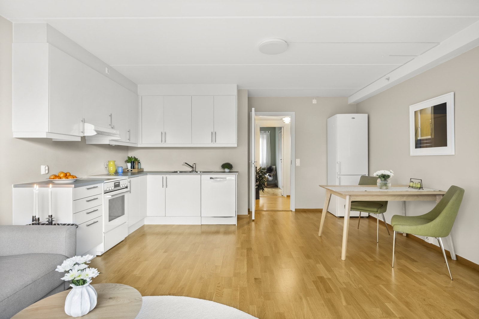 Tidløs kjøkkeninnredning og 3-stavs parkett. Galleribilde