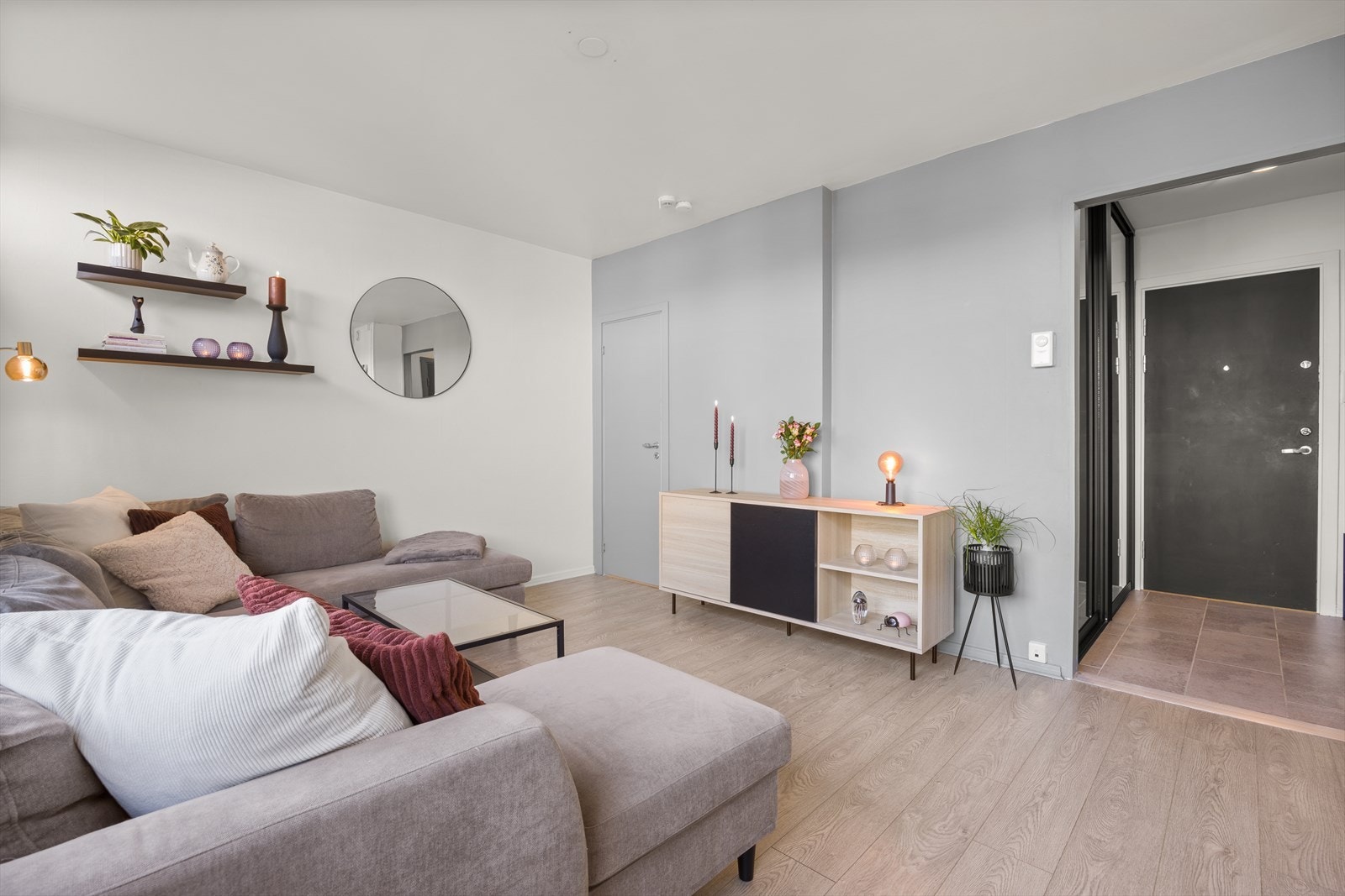 Stuen er designet for komfort og sosiale sammenkomster, med rikelig plass til både en sofagruppe og spisebord. Galleribilde