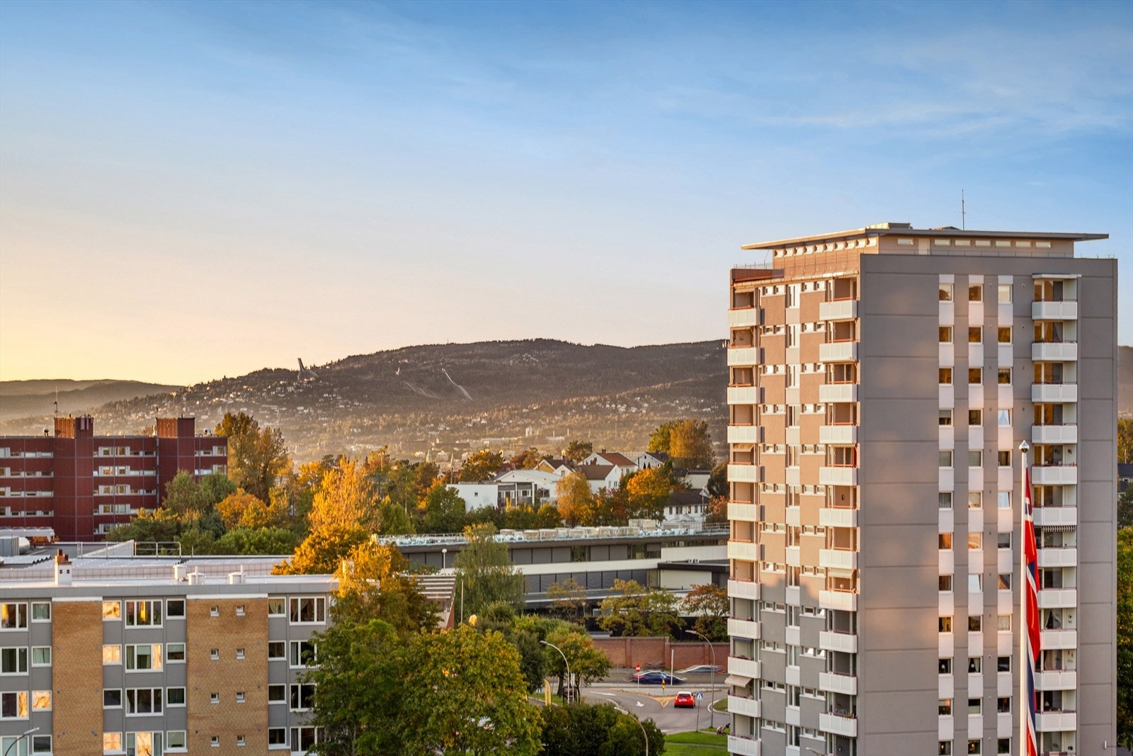 Butikker og T-banen ligger kun få minutters gange fra boligen. Galleribilde
