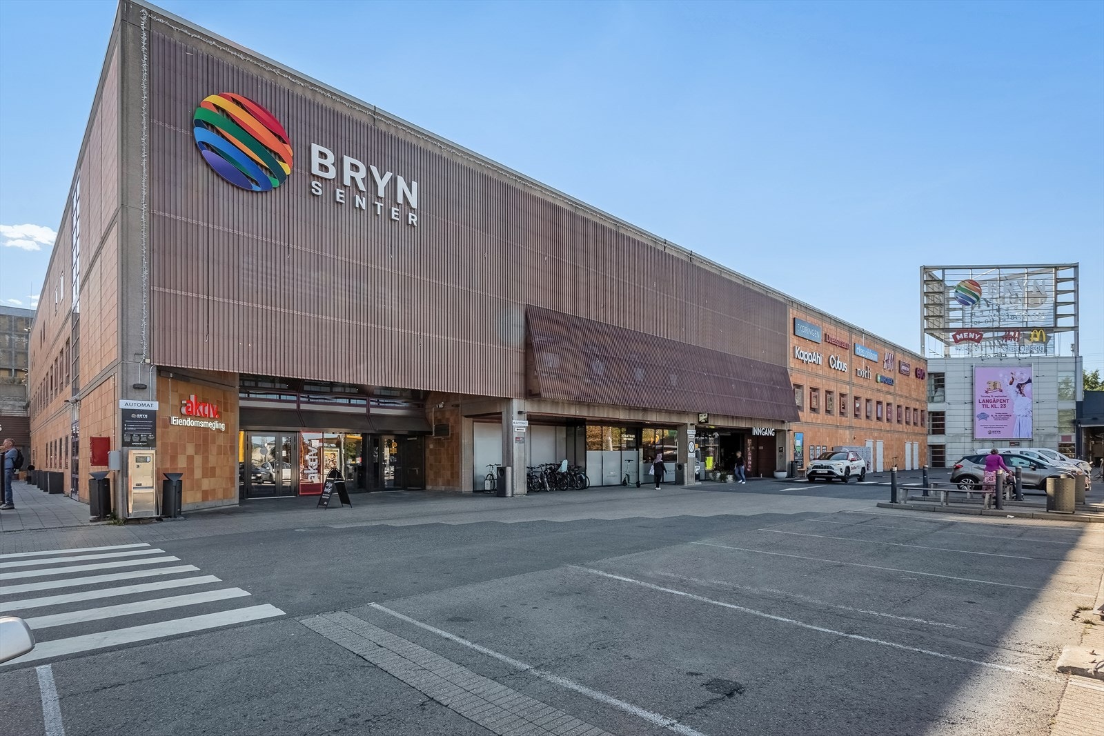 Bryn og Manglerud senter ligger i gangavstand fra boligen, med et bredt utvalg av butikker. Galleribilde