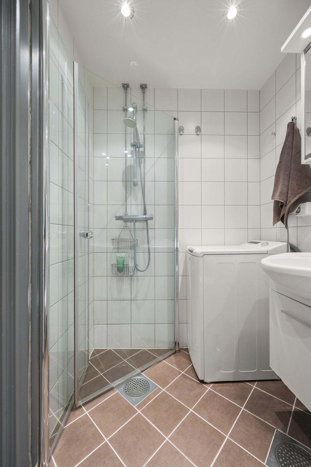 Baderommet ble rehabilitert i 2010. Opplegg for vaskemaskin, samt tilgang til fellesvaskeri i blokken. Galleribilde