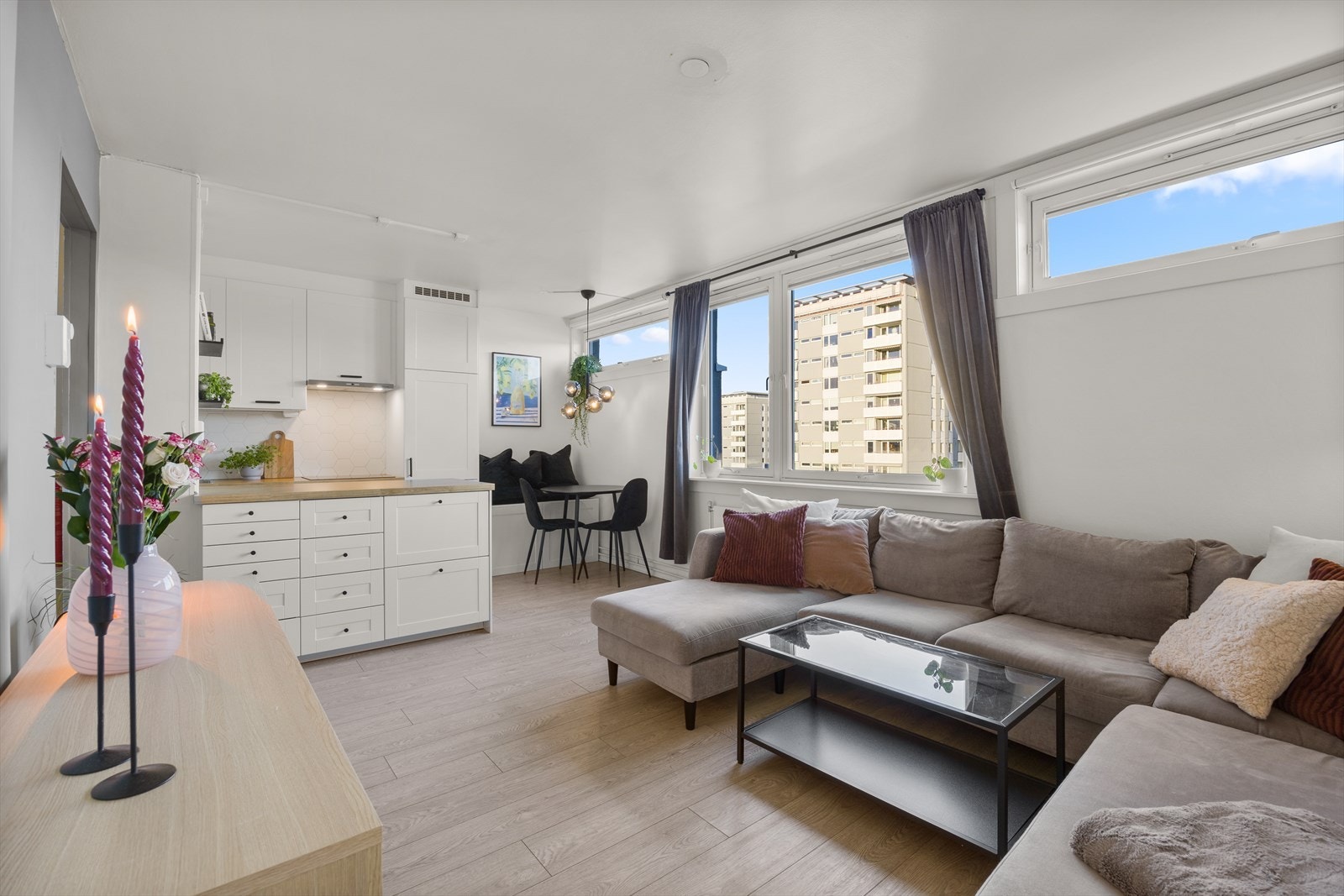 En luftig stue med åpen løsning til kjøkken og spiseplass. Galleribilde