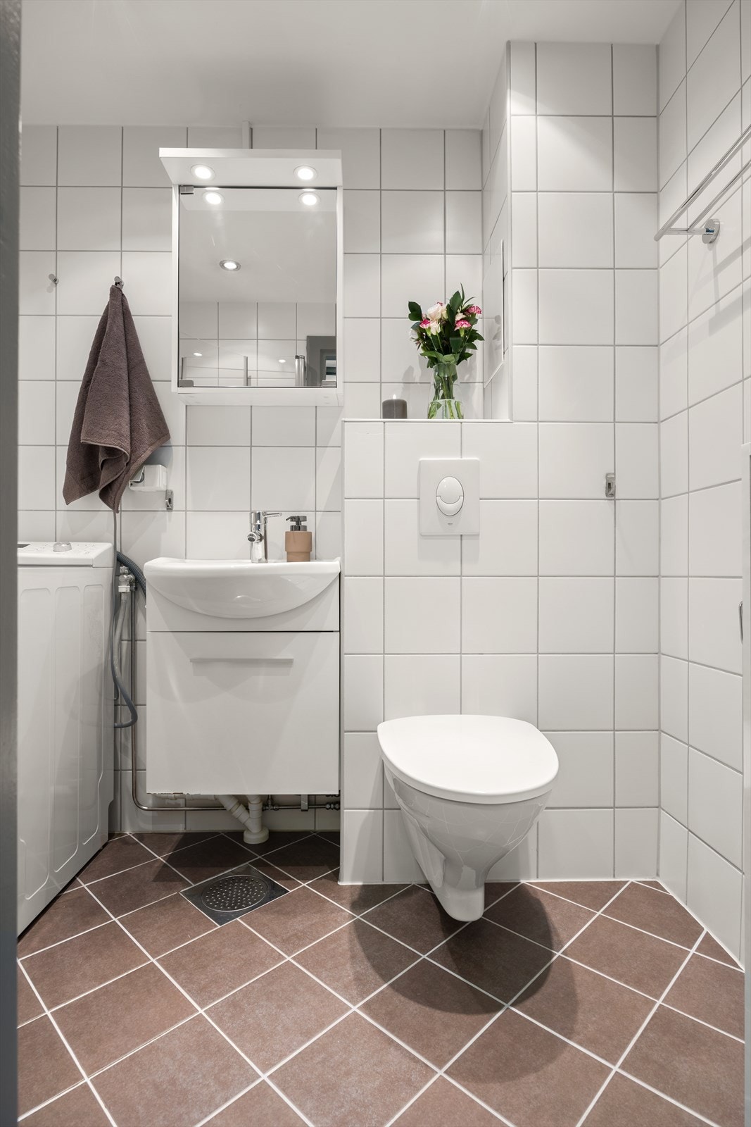 Pent flislagt baderom med behagelig gulvvarme. Rommet inneholder en baderomsinnredning bestående av benkeskap med glatte fronter. Galleribilde