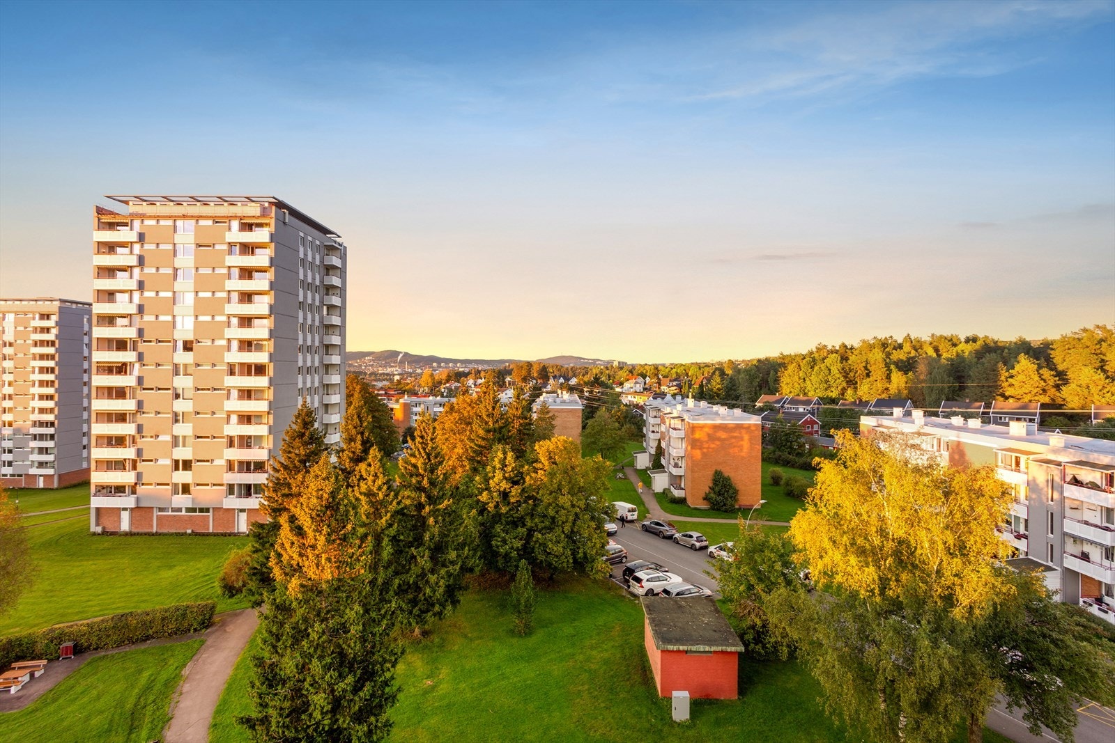 Borettslaget består av 502 andelsleiligheter og har store grøntarealer. Galleribilde