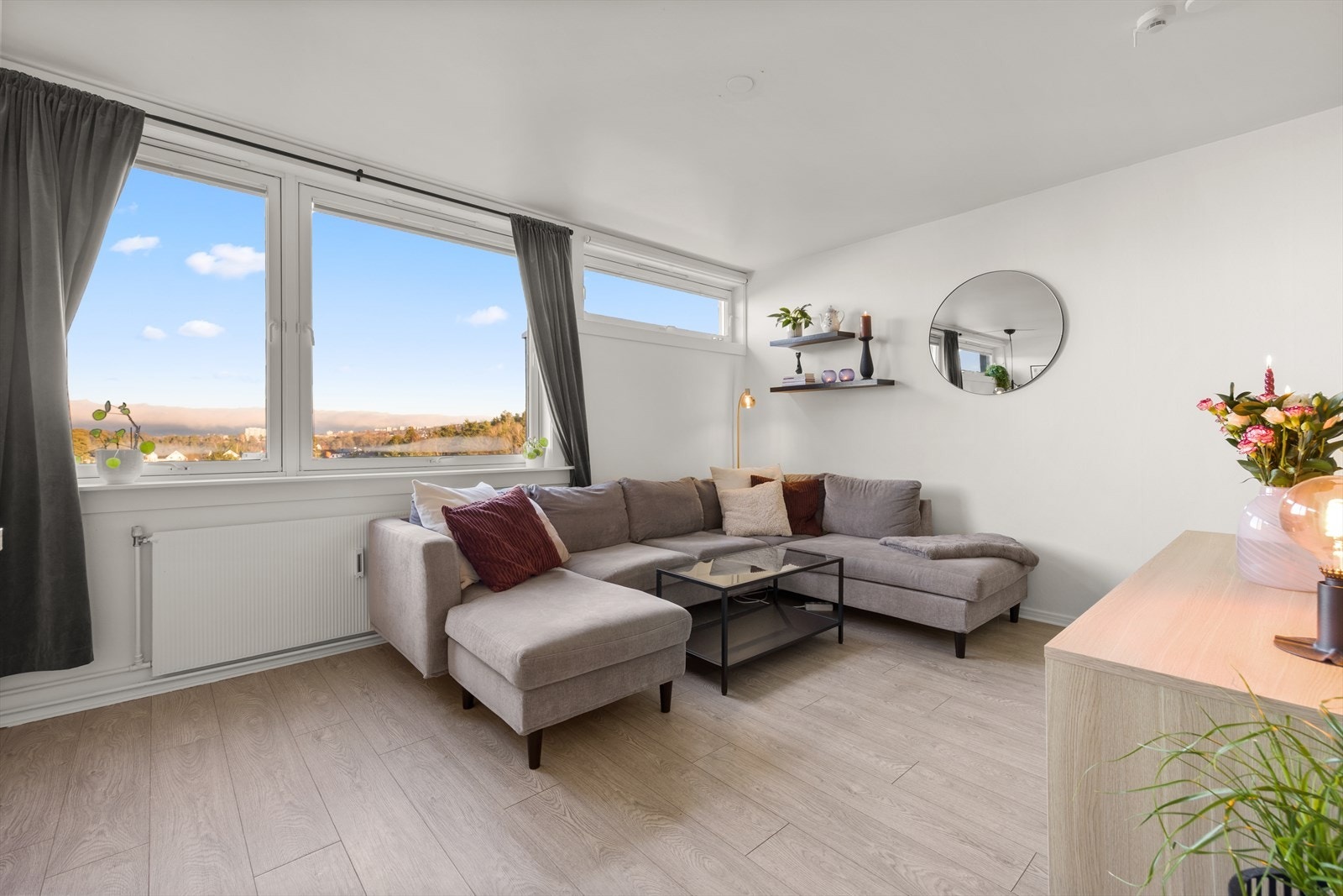 Gode vindusflater i rommet slipper også inn rikelig med dagslys og gir leiligheten en luftig romfølelse. Galleribilde