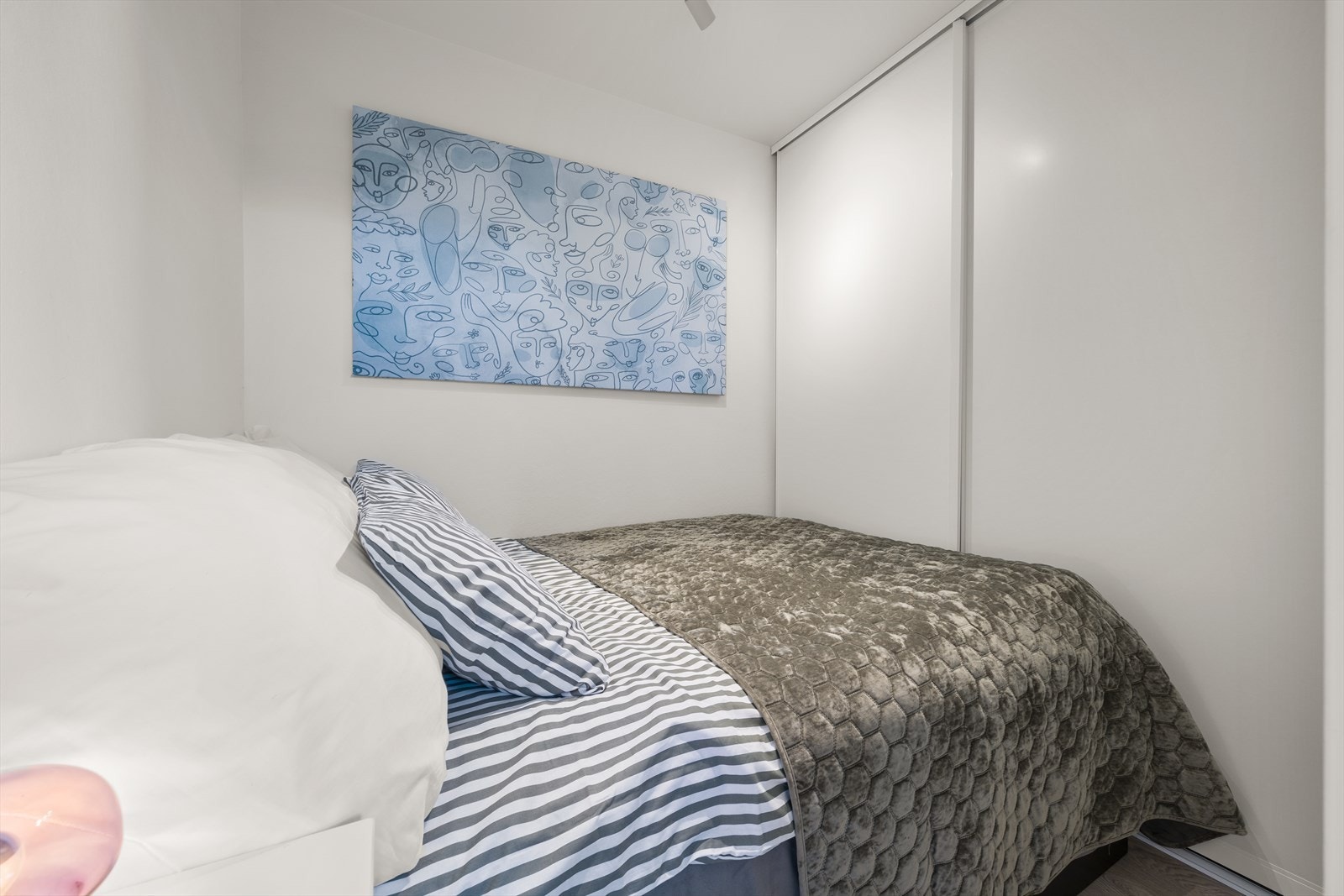 Boligen har en praktisk sovealkove med god plass til seng og garderobeskap. Galleribilde