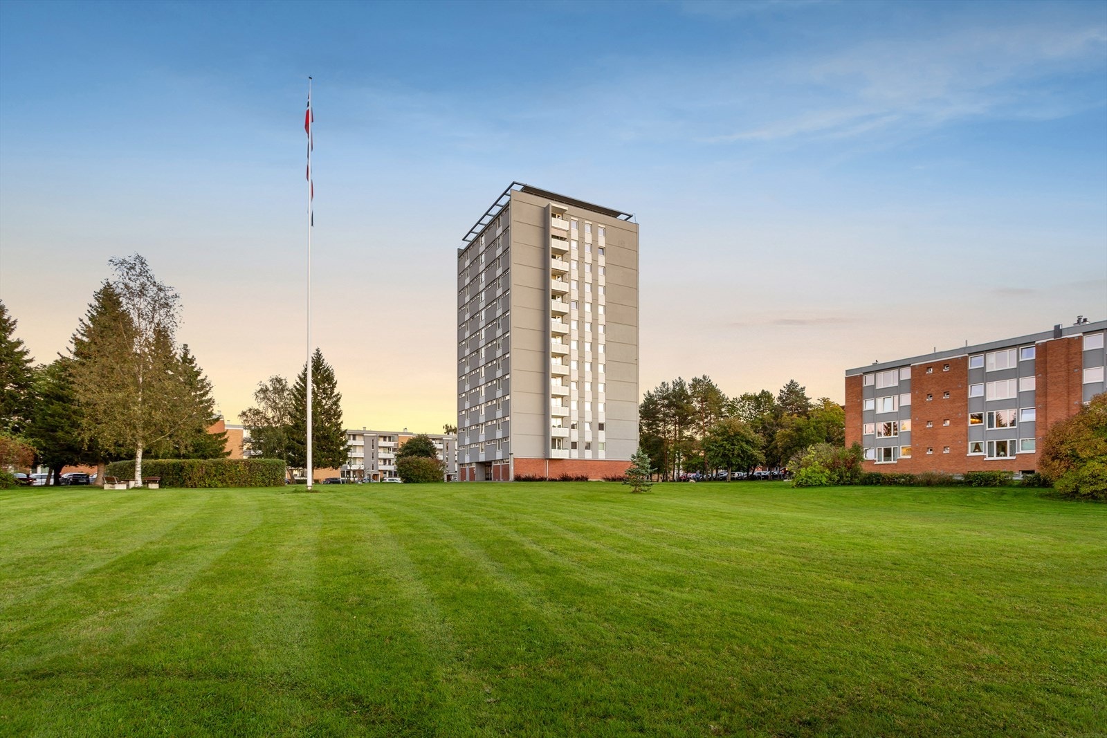 Borettslaget har en pent opparbeidet tomt. Galleribilde