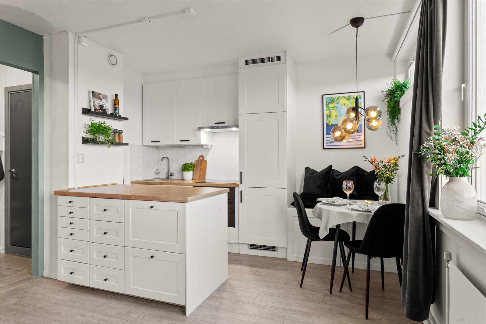 Det er god plass til et spisebord under vinduet. Galleribilde