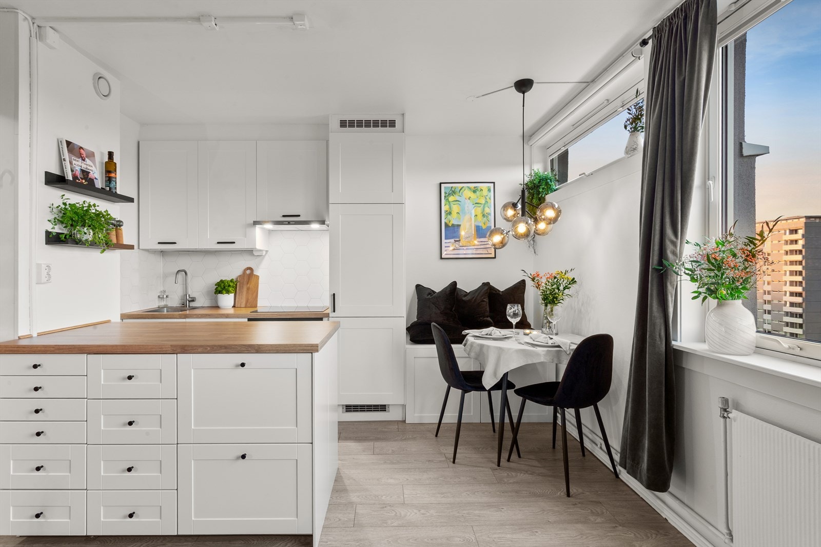 Åpen kjøkkenløsning med stilren innredning montert i 2017. Galleribilde