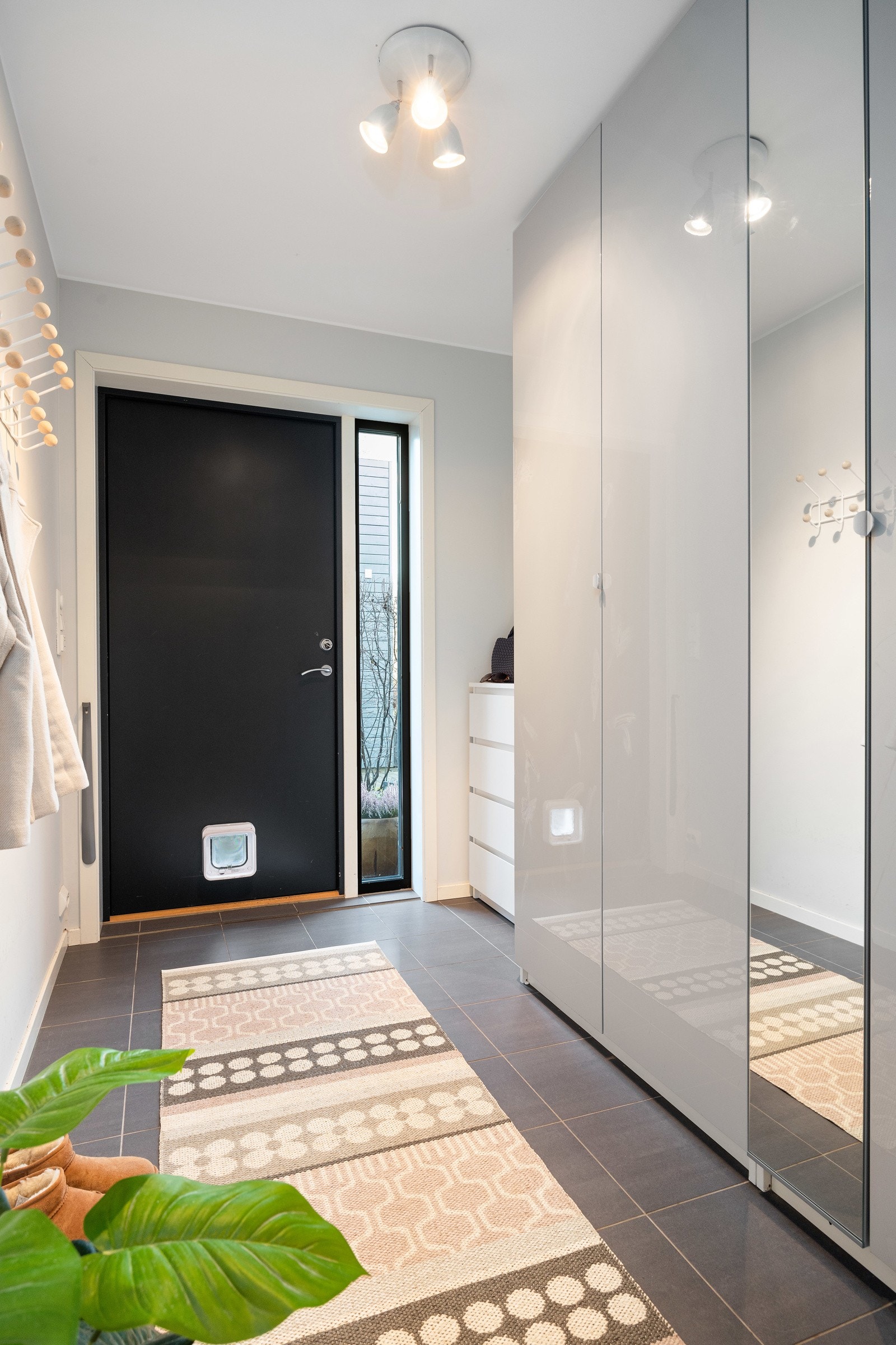 Entré med garderobeskap Galleribilde