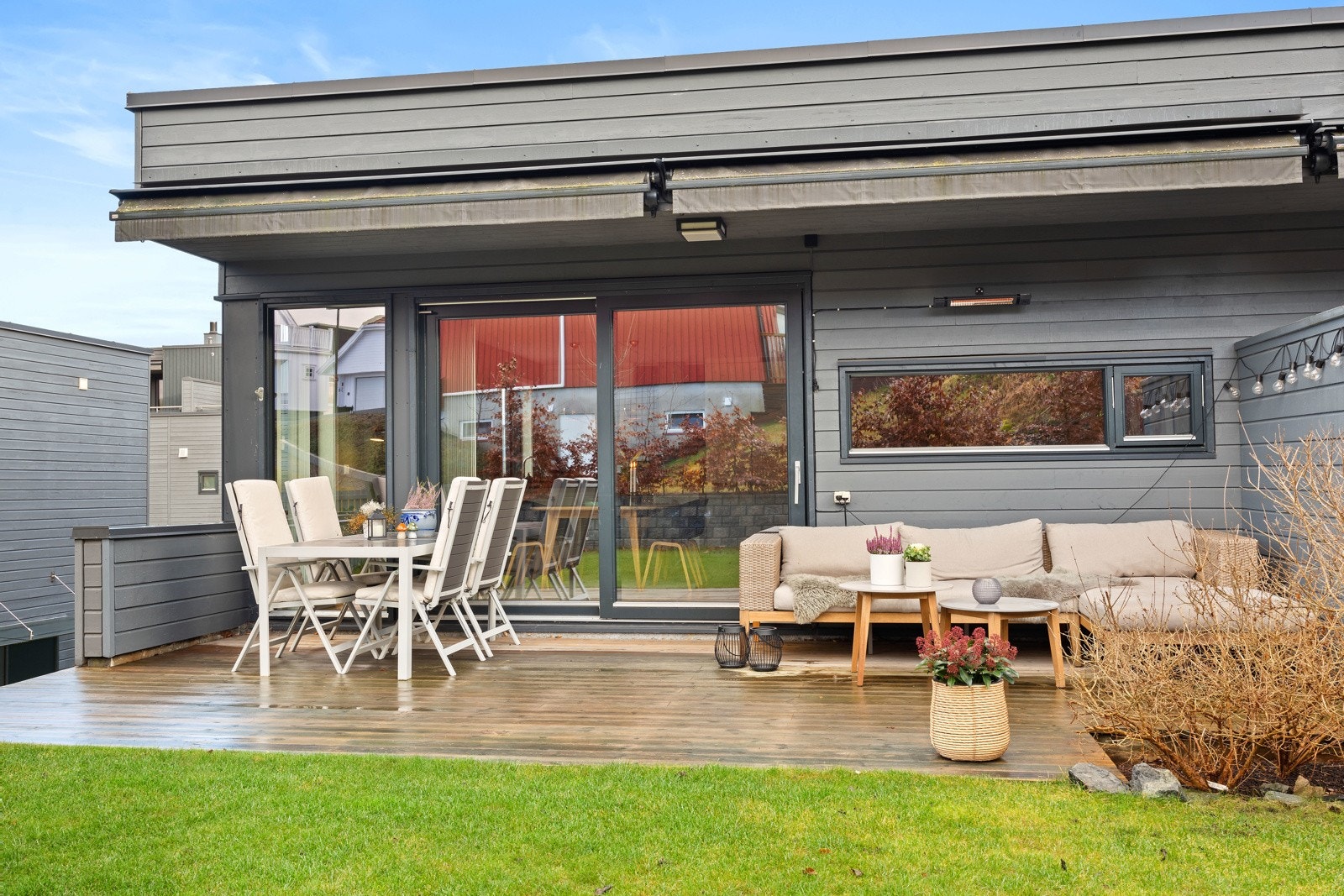Stor terrasse med god plass til både sittekrok og spiseplass Galleribilde