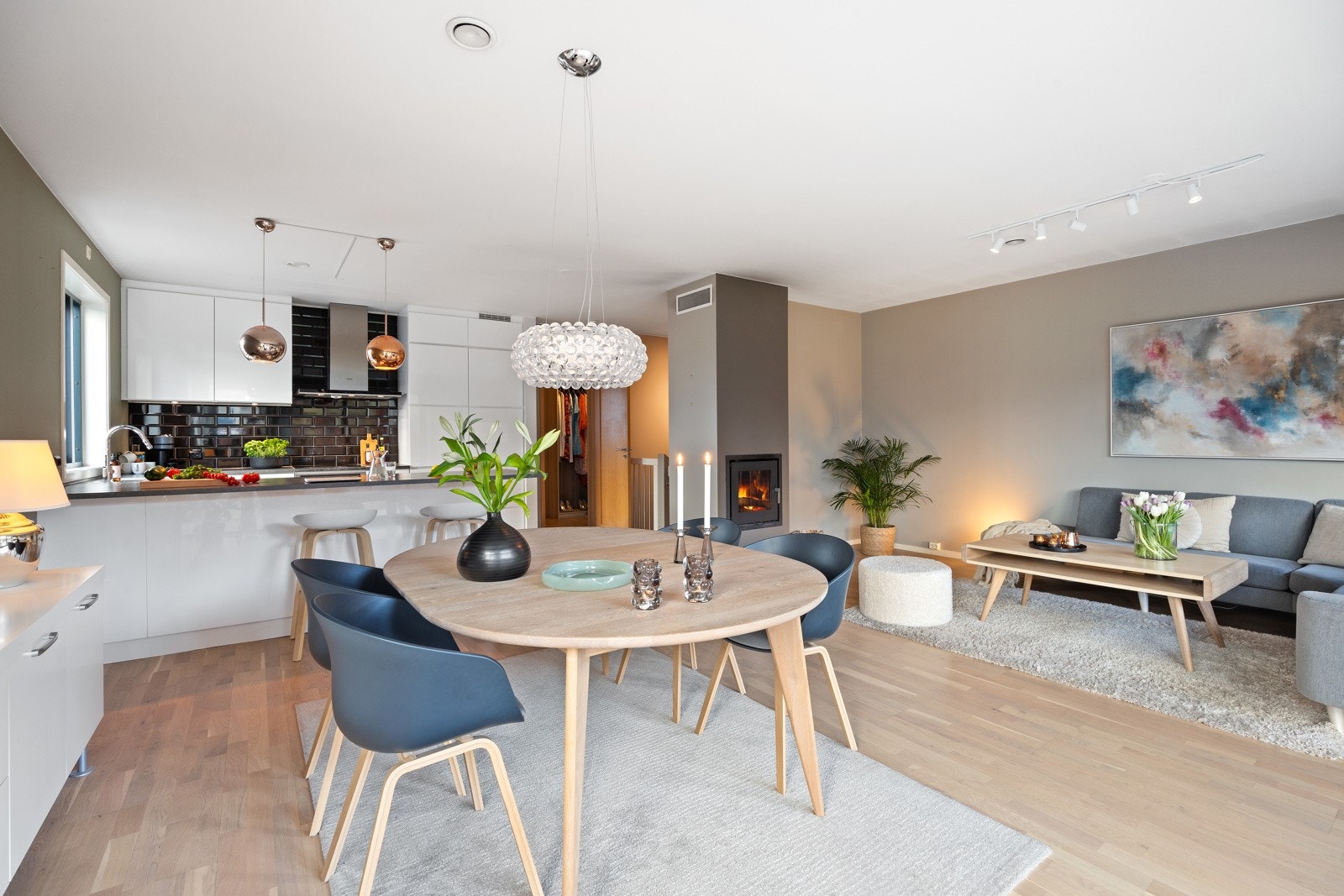 God plass til salong og spisebord Galleribilde