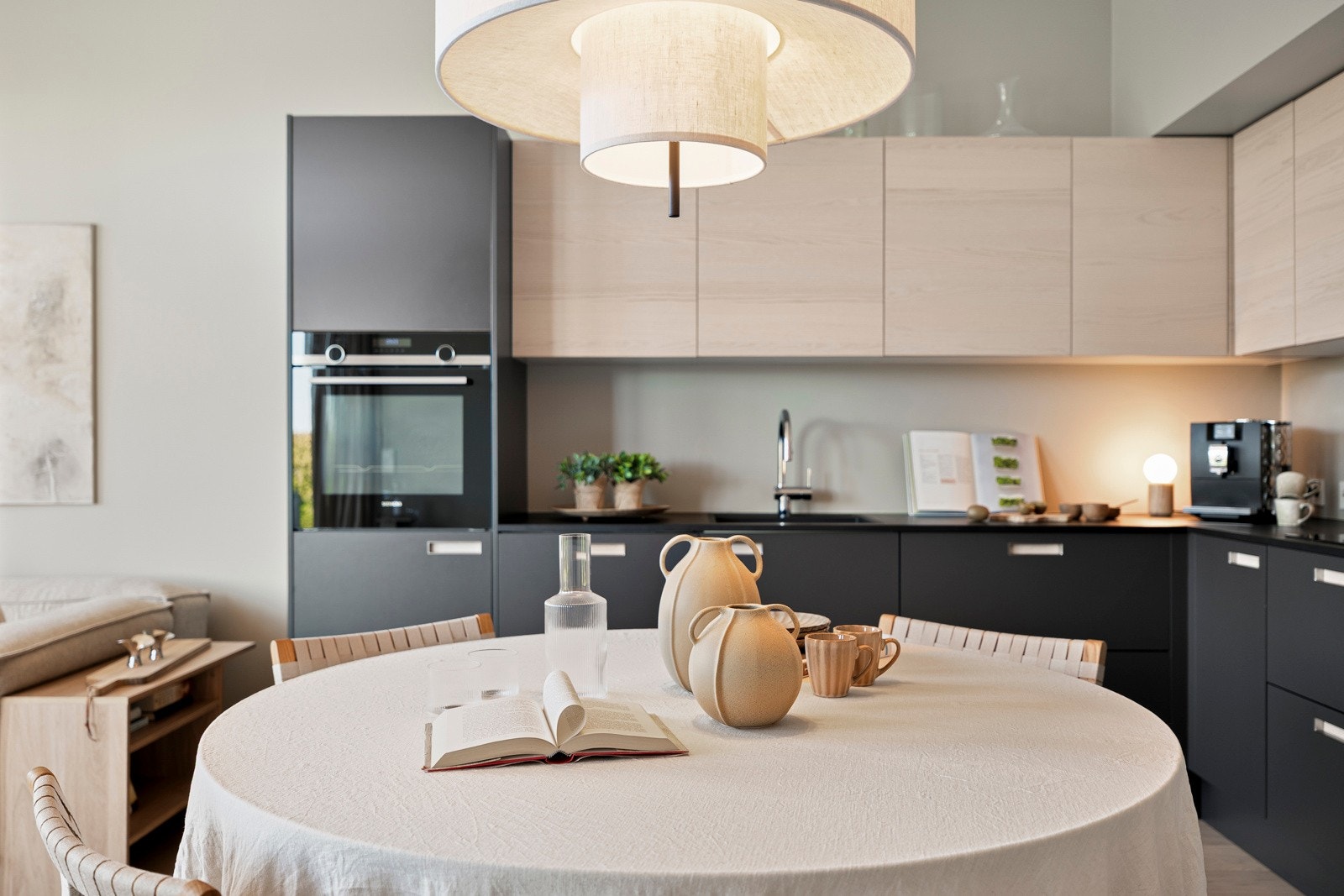 Praktisk innredning med glatte fronter og en benkeplate i laminat. Galleribilde