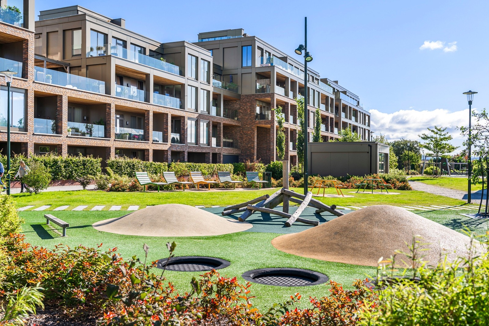 Sameiet har en flott opparbeidet uteområde med grøntareal, stor lekeplass og sittegrupper. Galleribilde