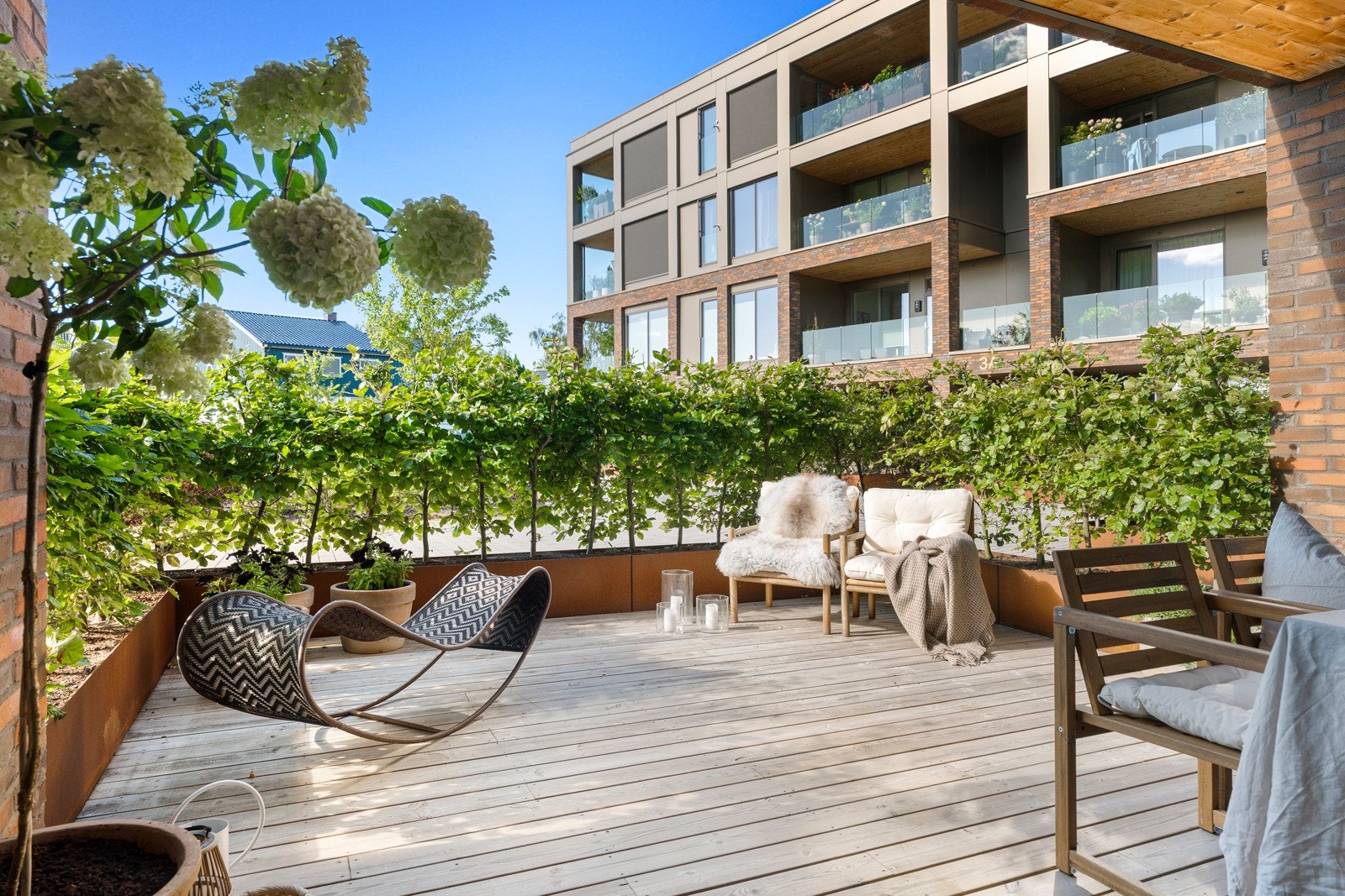På fellesområde utenfor terrasse finner man en stor og flott lekeplass. Galleribilde