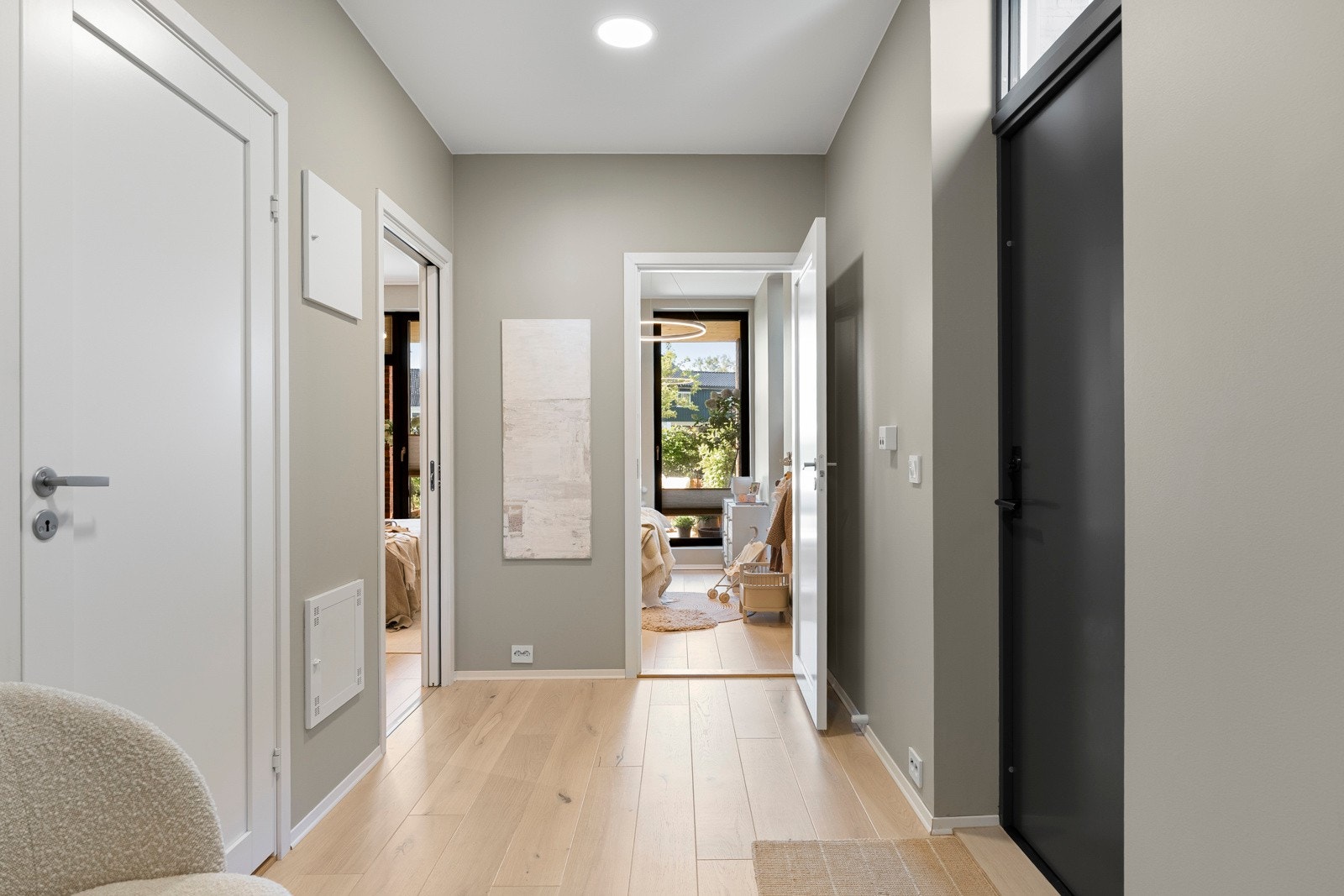 Fra gang går man videre inn til soverommene og bad. Galleribilde