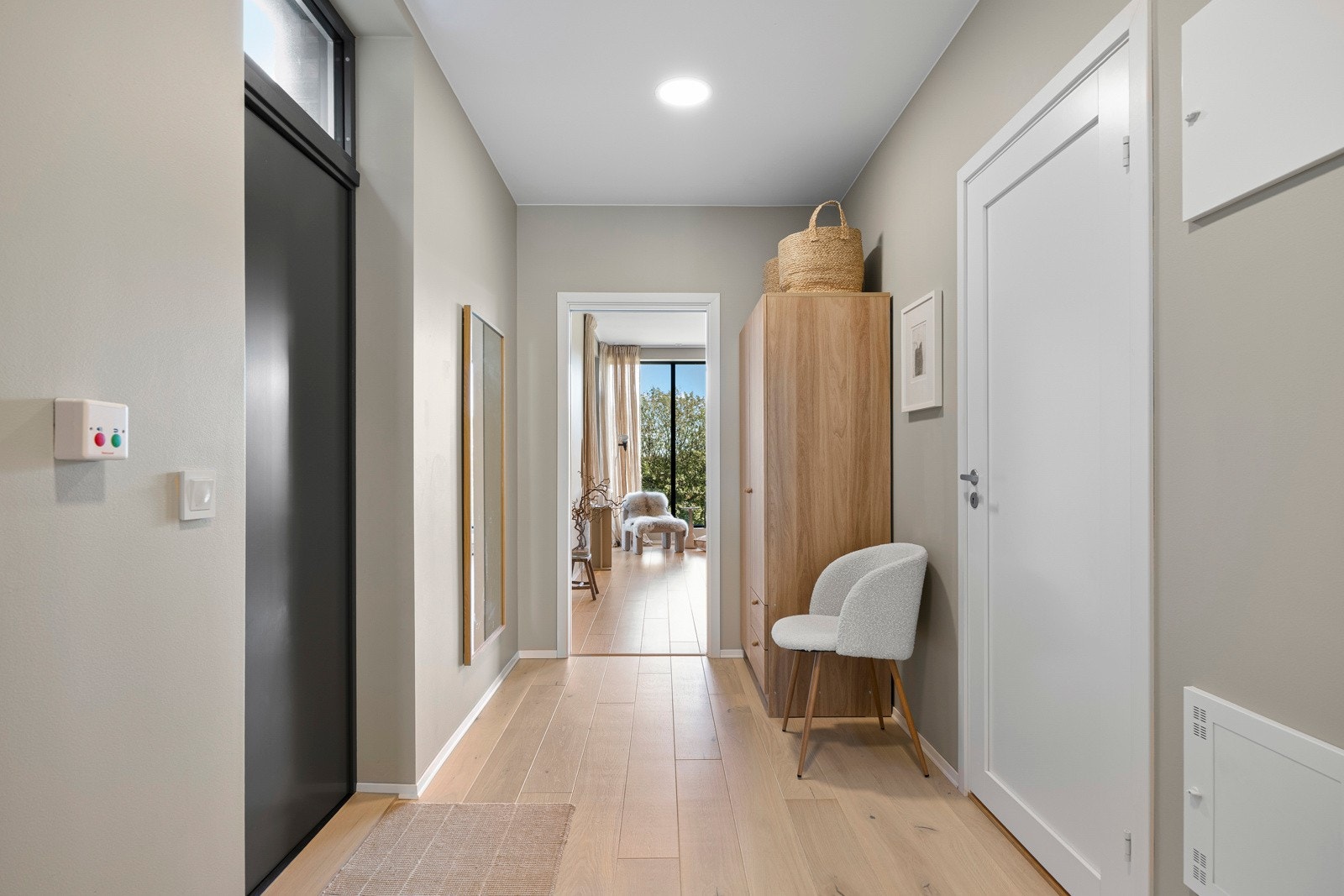 Entreen er innbydende med garderobeskap og gjennomgående parkett på gulv. Galleribilde