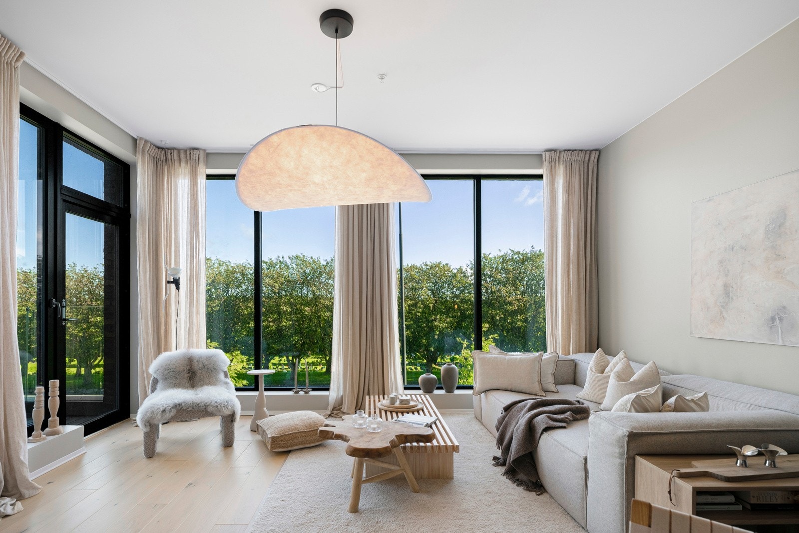 Gjennomtenkt planløsning m/god takhøyde og luftige rom. Galleribilde