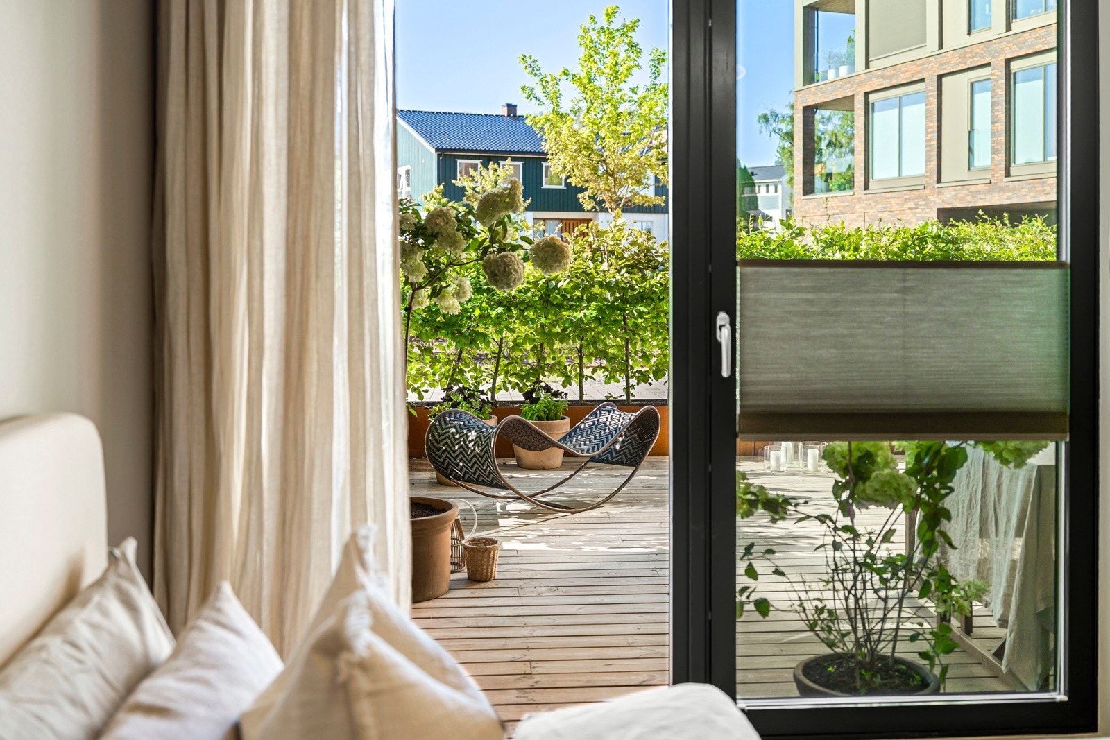 Start dagen med utsikt mot et skjermet og grønt uteområde. Galleribilde