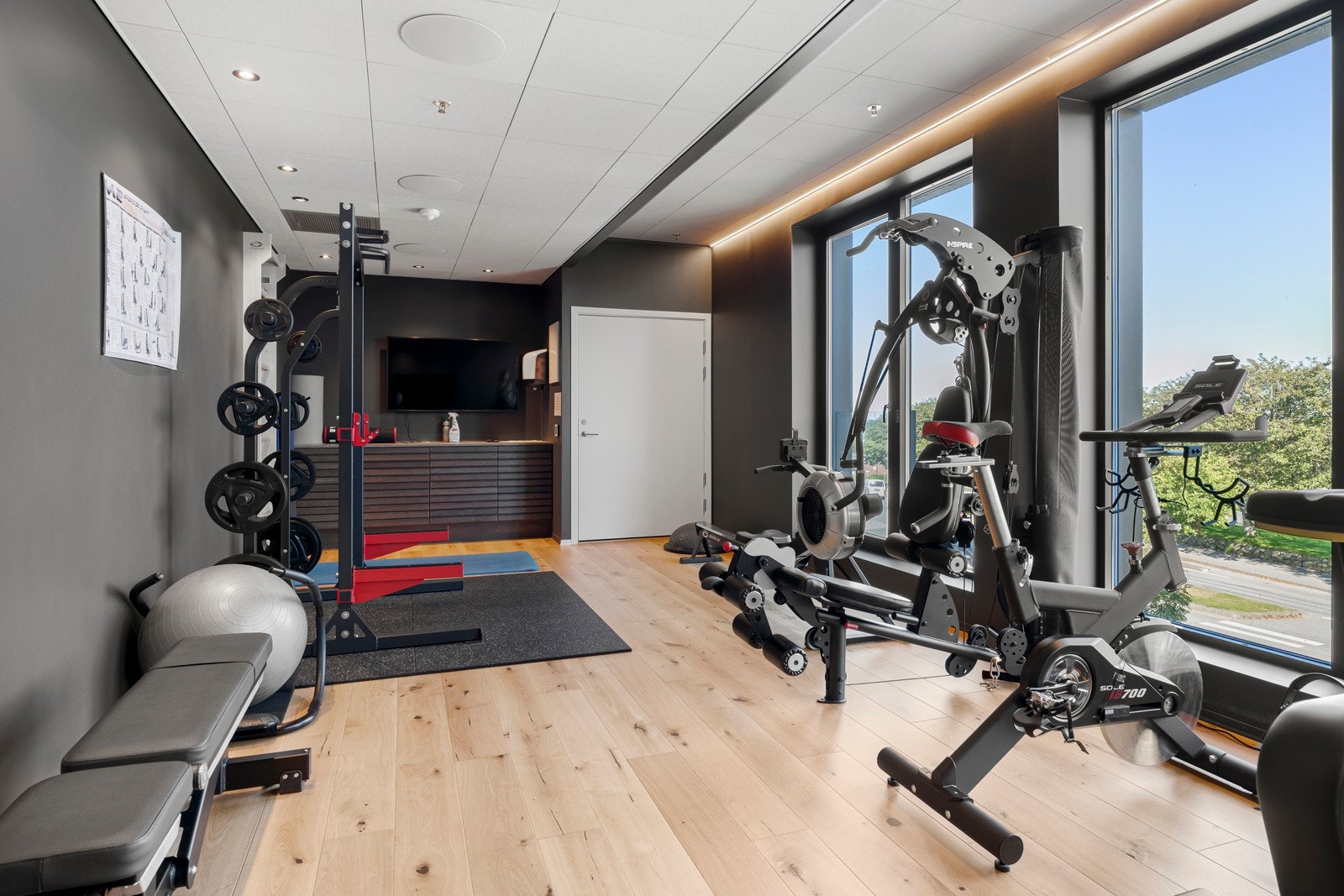 Sameiet har en fellesstue til bruk for sameierne, eget trimrom og gjestehybler til bruk for sameiernes gjester. Galleribilde