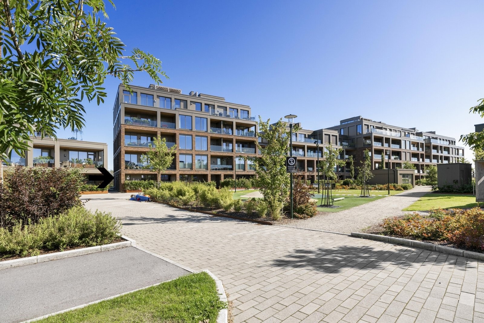 Mosvannet, Stokkavannet, butikker, barnehager og skoler ligger i umiddelbar nærhet, samtidig som man har enkel tilgang til gode kollektivforbindelser og korte avstander til både sentrum, Madla AMFI, SUS, UIS og Forus. Galleribilde