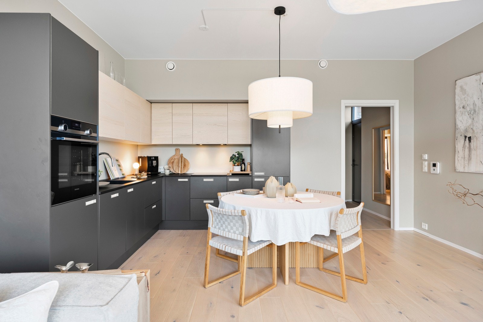 Kjøkken ligger i en åpen og sosial løsning med stuen. God plass til spisebord. Galleribilde