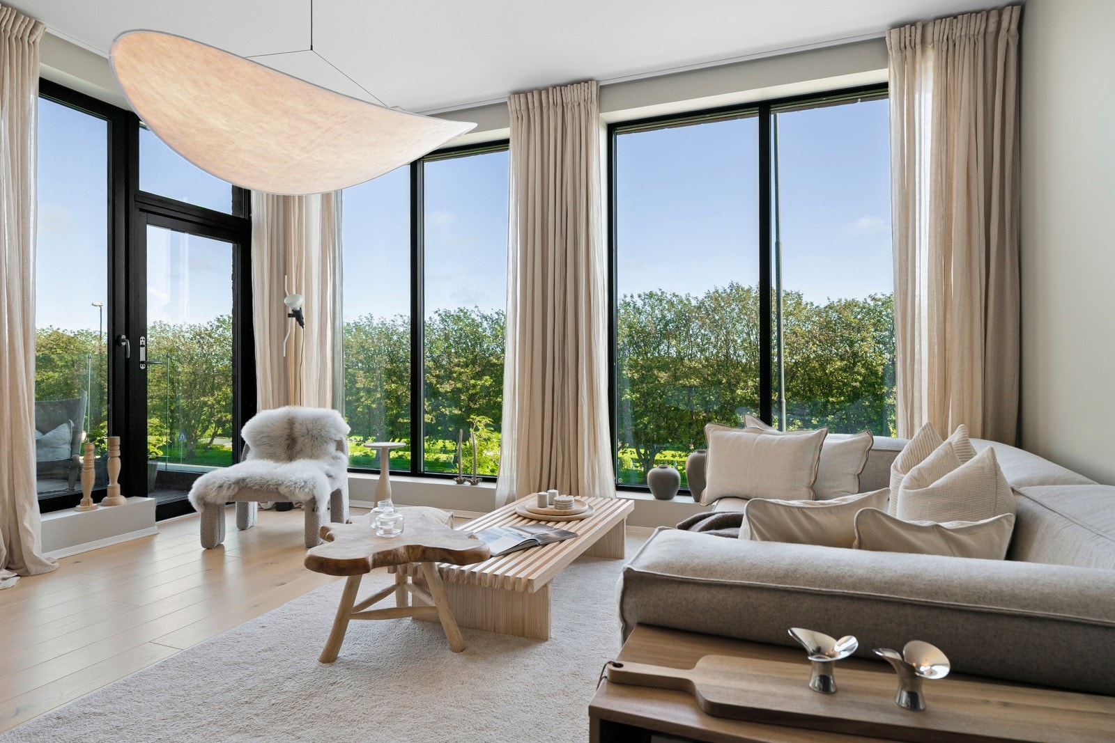 Velkommen inn! En høy første etasje som gir både økt privatliv og en luftig romfølelse. Store vindusflater slipper inn rikelig med dagslys, frodig natur og utsikt. Galleribilde