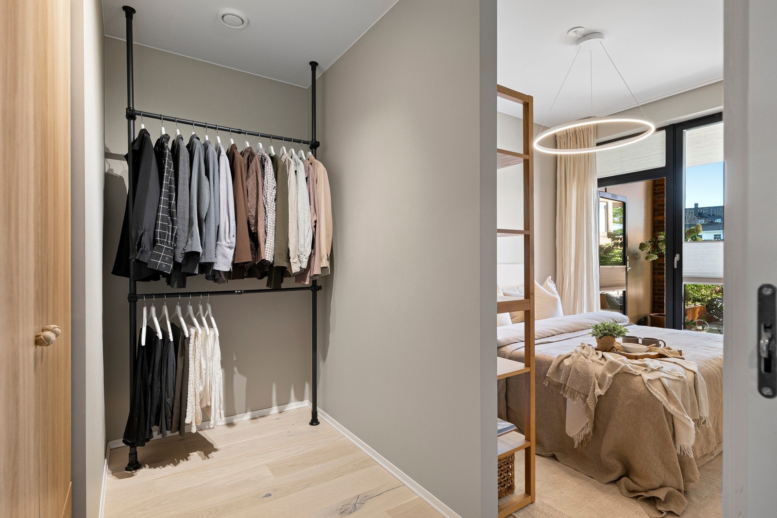 Hovedsoverom har åpen garderobeløsning med gode oppbevaringsmuligheter. Galleribilde