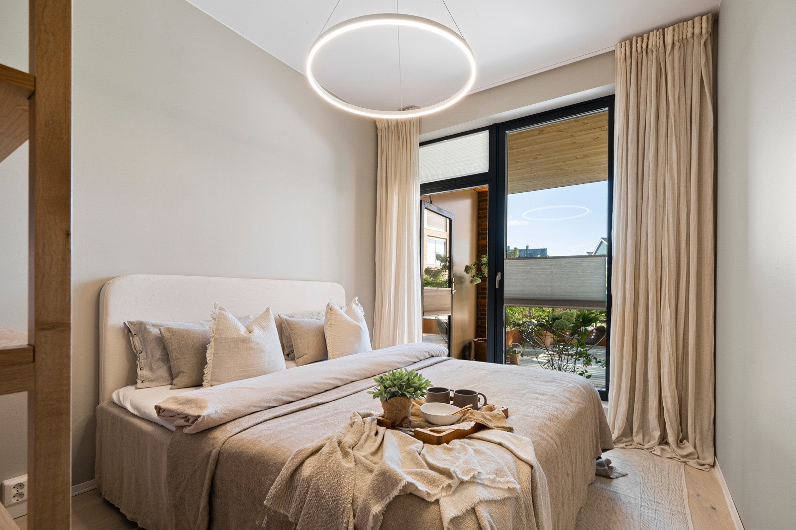 Lyst og luftig soverom med utgang direkte til den solrike terrassen. Galleribilde