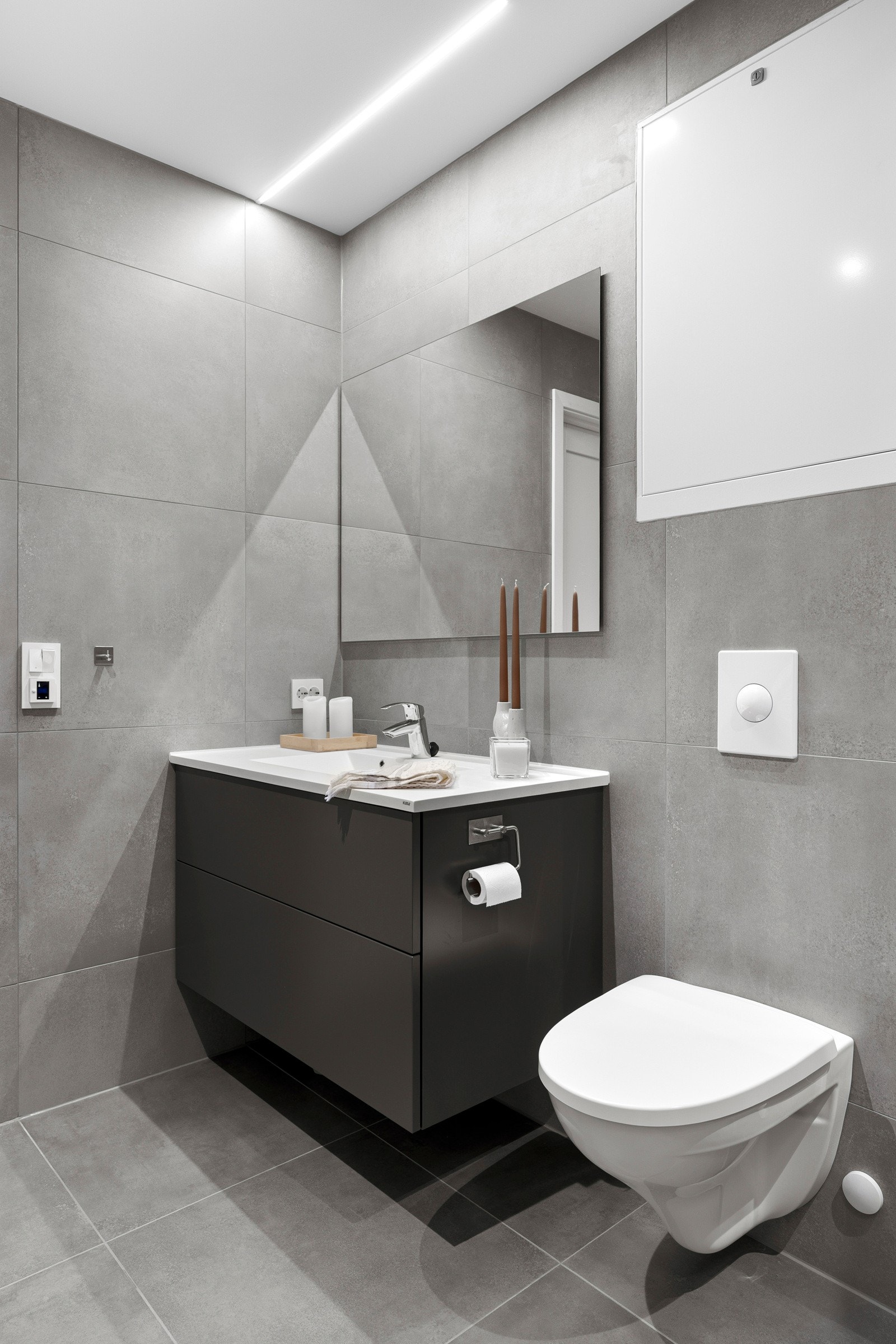 Badet har elektriske varmekabler i gulvet og balansert ventilasjon. Galleribilde