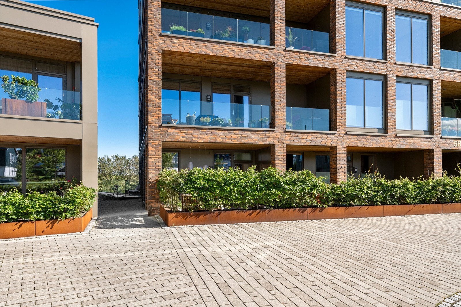 Leiligheten ligger på enden av bygget i første etasje og har egen inngang. Galleribilde