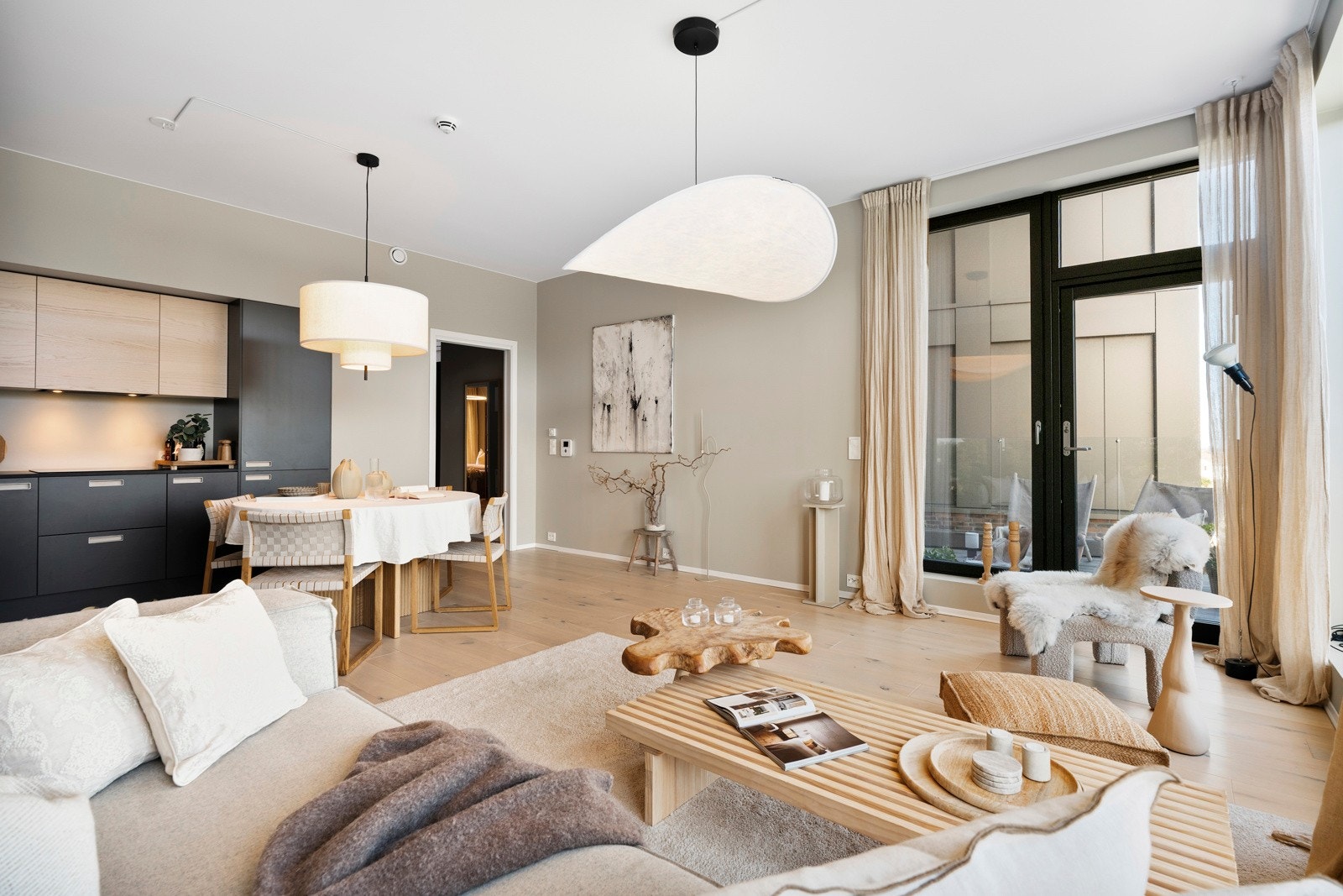 Fra stue/kjøkken er det utgang til nordvest vendt balkong med sol fra ca kl 20 sommerstid til solnedgang. Galleribilde