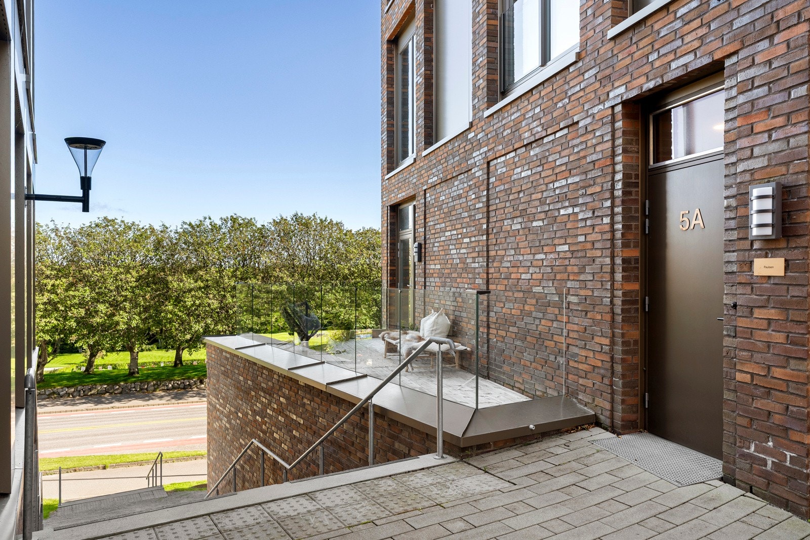 Leiligheten har egen inngang. Heis direkte ned til Rema 1000 og til parkeringsplass i anlegg. Galleribilde