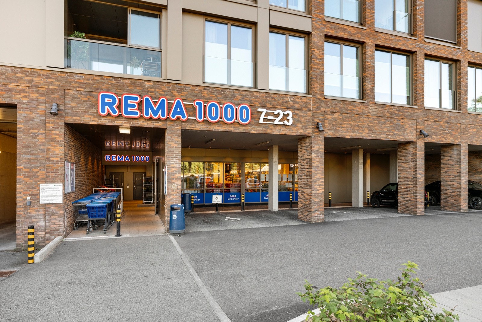 Matbutikken Rema 1000 ligger rett under på baksiden av bygget som gjør hverdagen enkel. Galleribilde