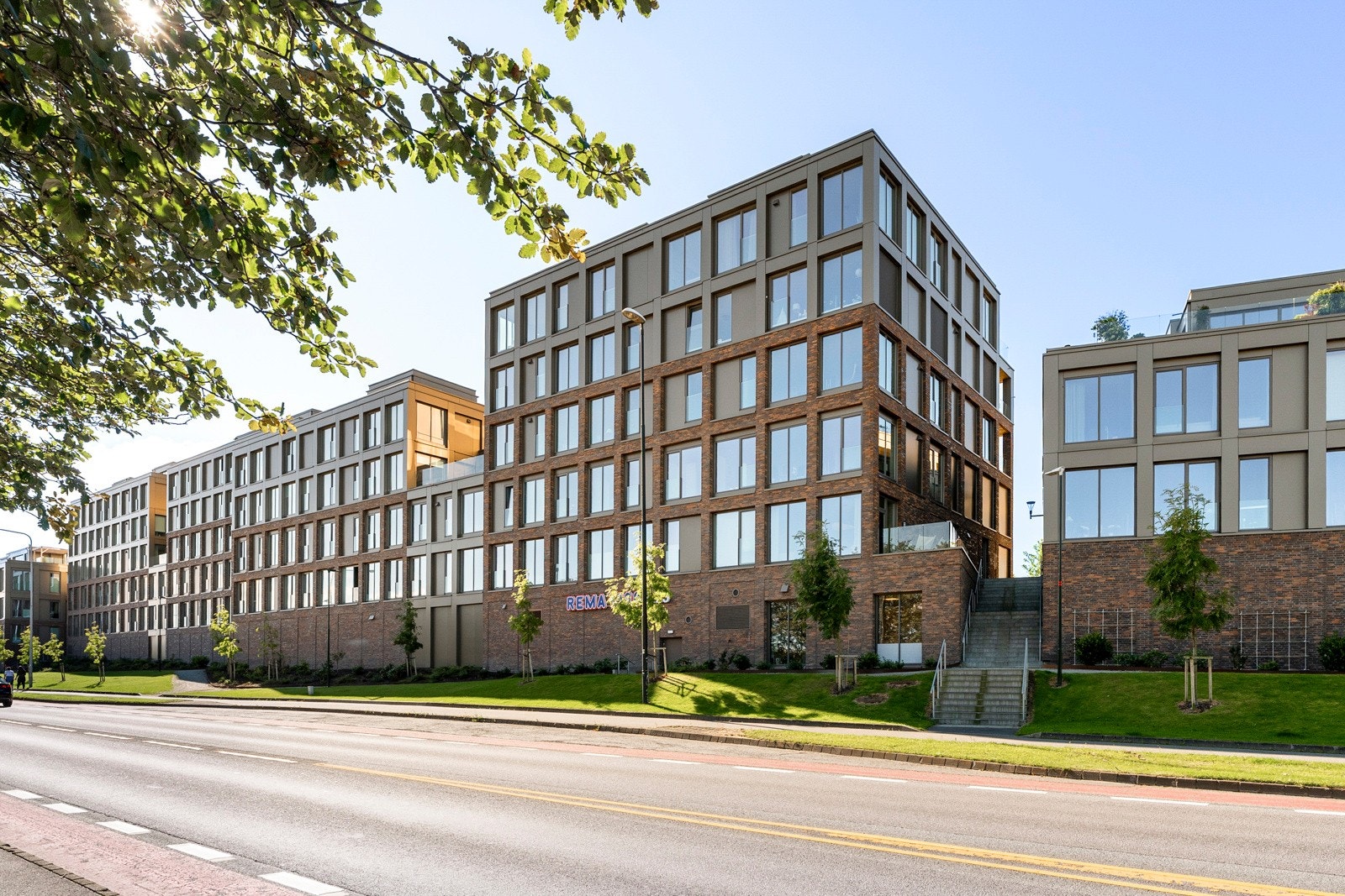 Tjensvollveien 5A / Mosvannet Park har en svært attraktiv og sentral beliggenhet på Tjensvoll i Stavanger. Her bor man i et etablert og populært område med kort vei til alt man trenger i hverdagen. Galleribilde