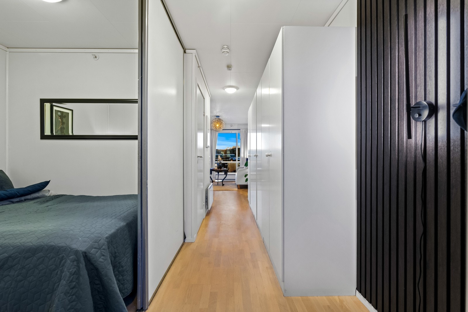 Videre byr entréen på garderobeskap med rikelig plass til yttertøy og sko. Galleribilde