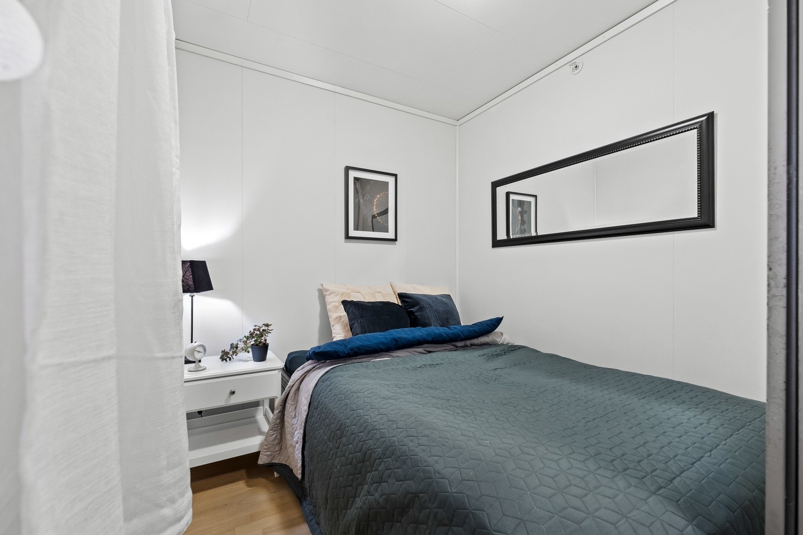 Sovealkoven er en effektiv løsning med parkettgulv og hvite vegger som gir et lyst og behagelig uttrykk. Galleribilde