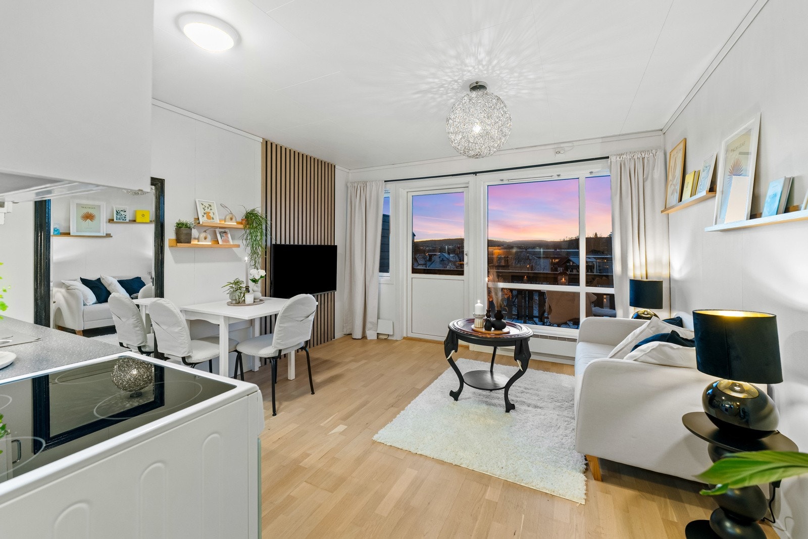 i kombinasjon med store vindusflater får rommet rikelig med naturlig lys og en herlig romfølelse. Galleribilde