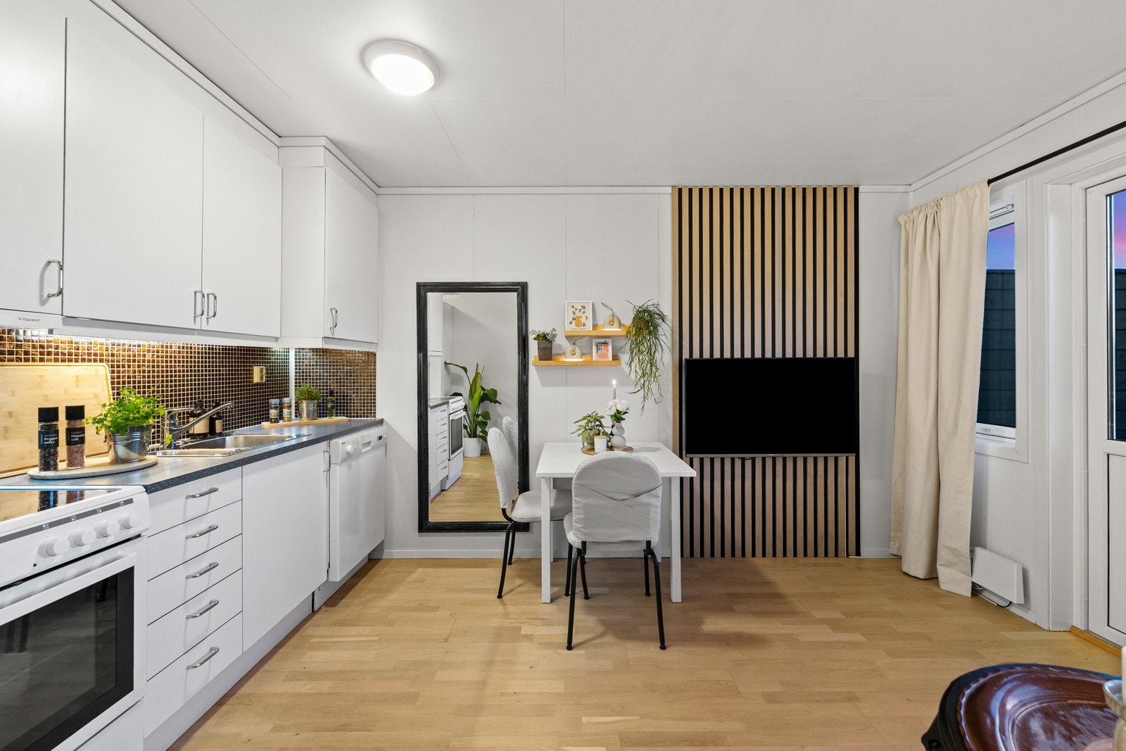 Stuen er romslig og innbydende med en åpen stue-/kjøkkenløsning som gir en sosial og funksjonell planløsning. Galleribilde