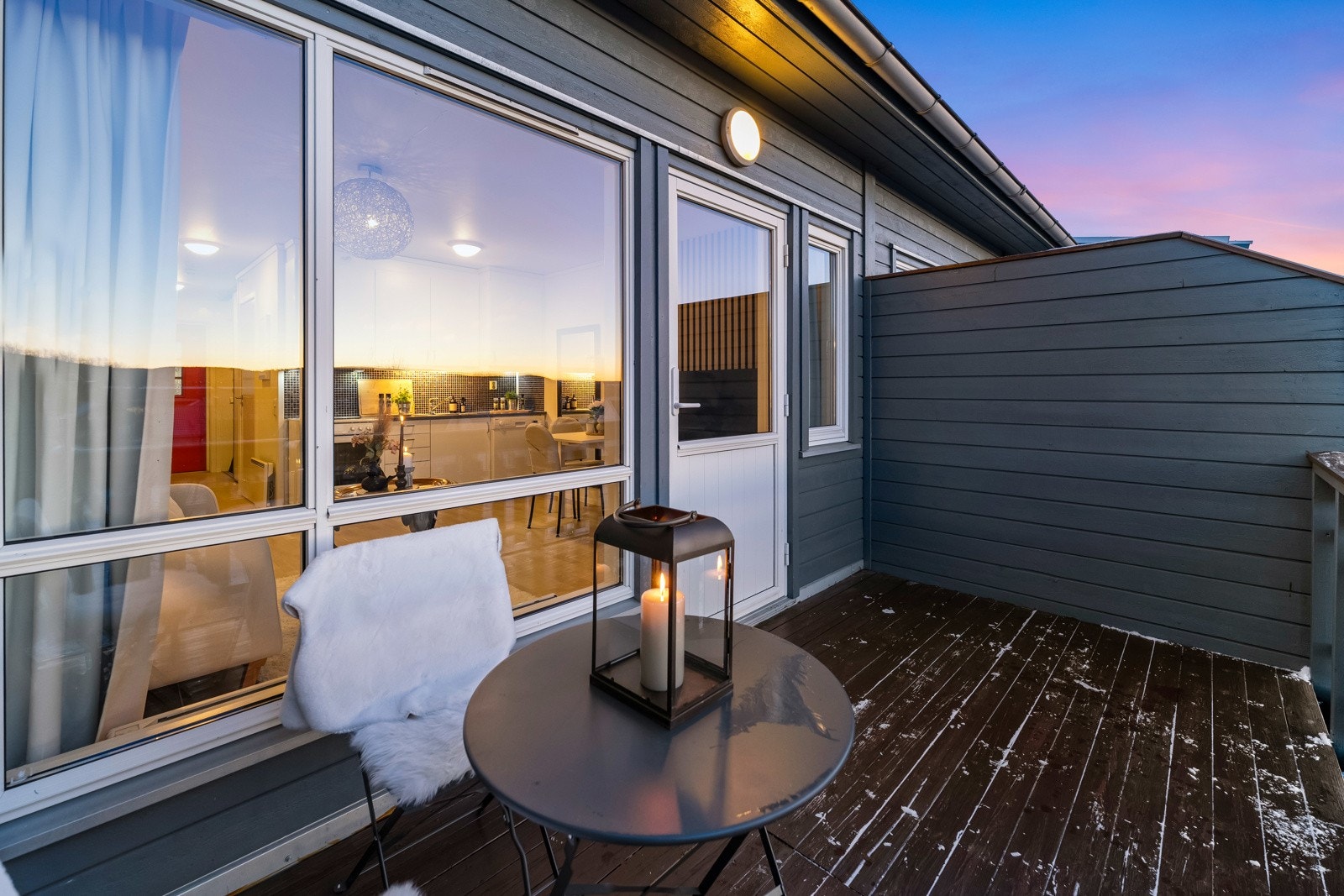 Med en plassering i byggets 3. etasje og en vending mot sørvest, får man gode utsynsforhold i tillegg til ettermidagssol under sommerhalvåret. Galleribilde