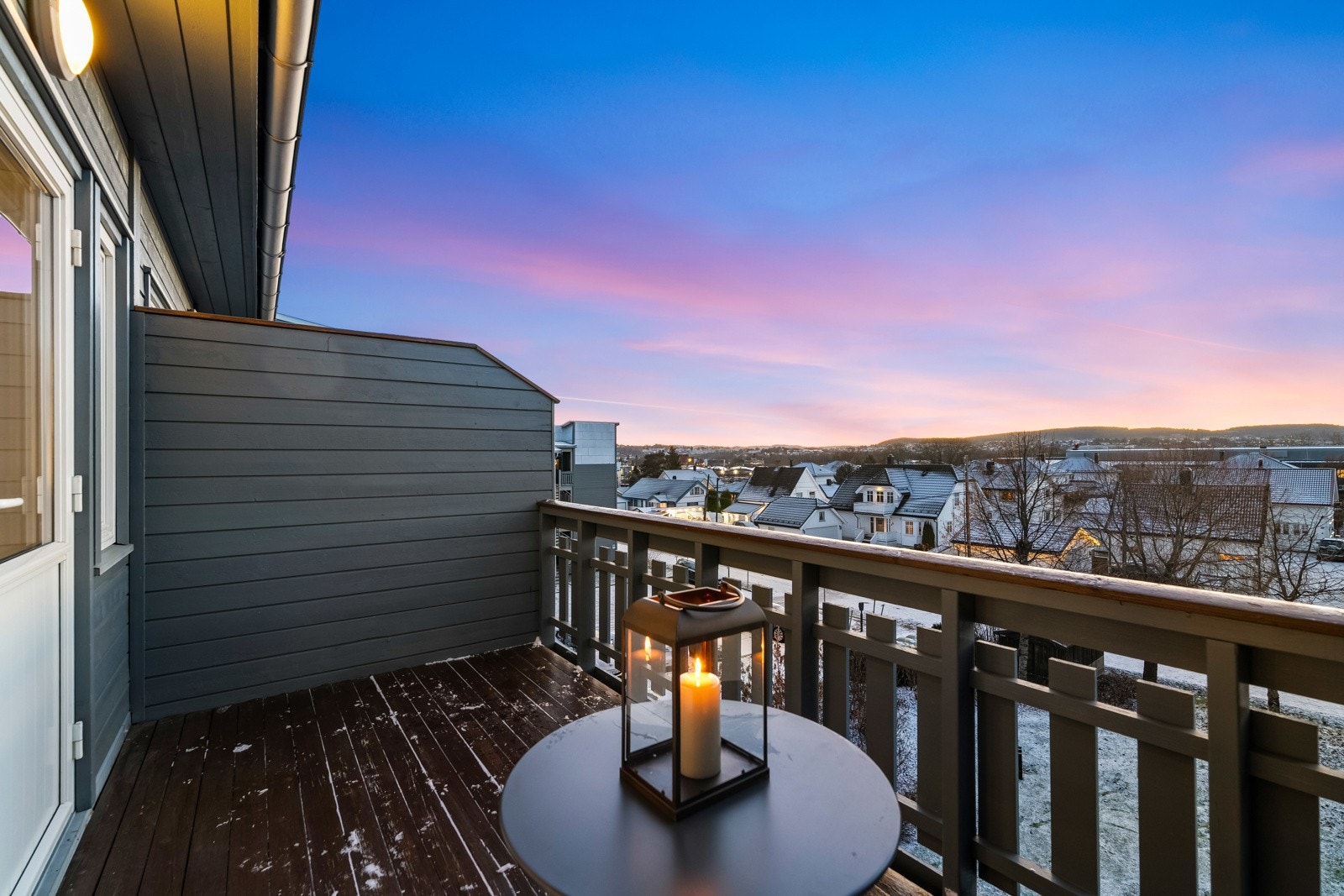 Her får du en praktisk leilighet som ligger fint til i byggets øverste etasje, som byr på herlig utsynsforhold. Galleribilde